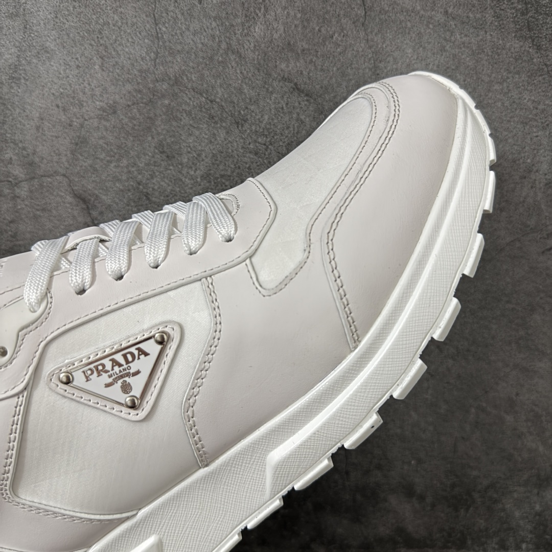 图片[7]-【YS纯原】广奢高端货 PRADA 普拉达｜春夏系列专柜新款厚底松糕运动鞋 ✦ 专柜同款廓形设计，轮廓类似麦昆 ✦ 鞋头饱满＋宽版设计，上脚显脚小 ✦ 厚底软弹脚感，非常舒适不累脚 ✦ 白色高级百搭，运动 / 休闲 / 商务通吃 ✦ 鞋身融入艺术家 Peter de Potter 标语纹样 ✦ 经典三角形徽标点缀，辨识度拉满 ✦ 鞋面：进口防水降落伞布料 ✦ 内里：进口羊皮内里，贴脚柔软 ✦ 大底：TPU 发泡厚底，轻量回弹 ✦ 全新官方一致全套包装 尺码：35–45-选品中心