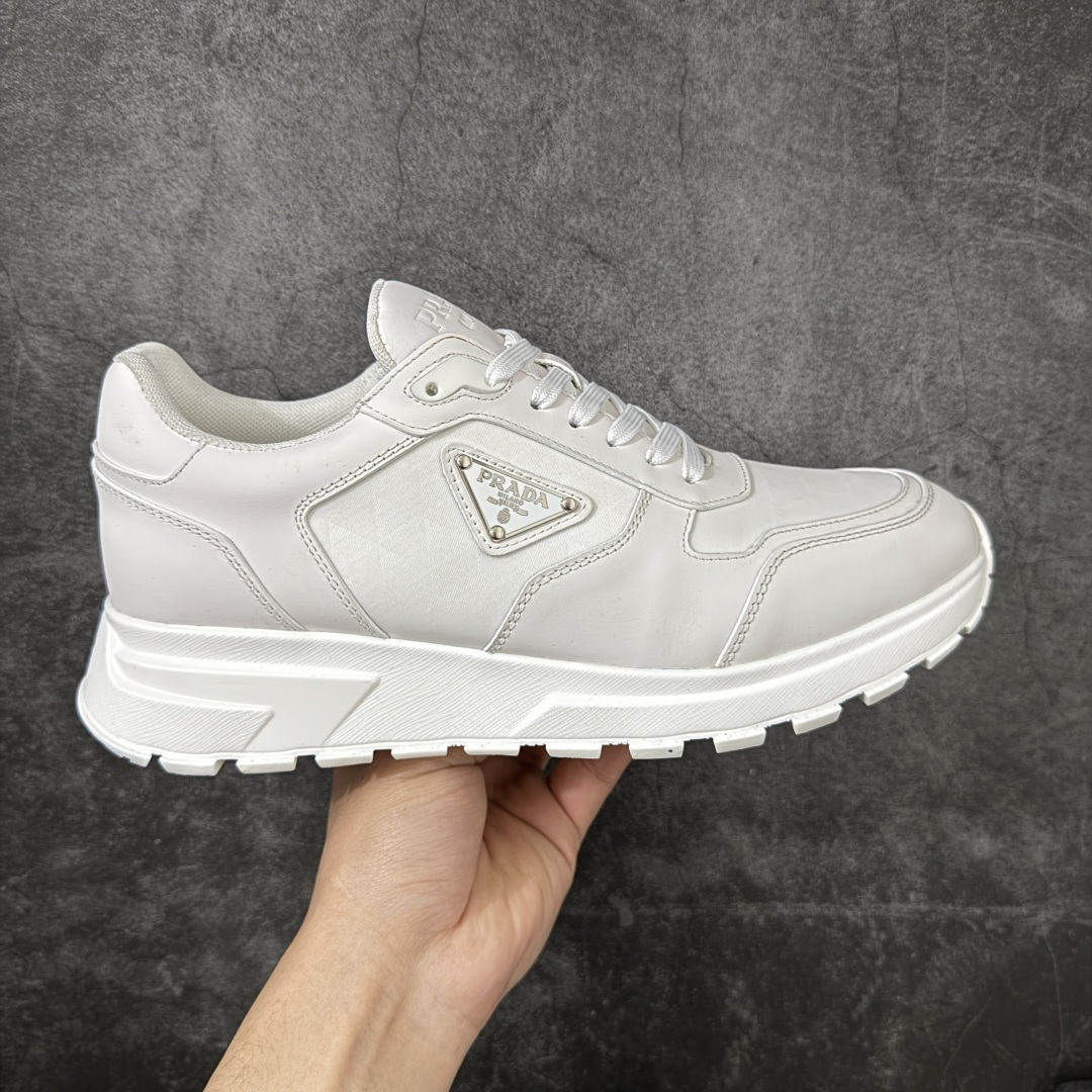 【YS纯原】广奢高端货 PRADA 普拉达｜春夏系列专柜新款厚底松糕运动鞋 ✦ 专柜同款廓形设计，轮廓类似麦昆 ✦ 鞋头饱满＋宽版设计，上脚显脚小 ✦ 厚底软弹脚感，非常舒适不累脚 ✦ 白色高级百搭，运动 / 休闲 / 商务通吃 ✦ 鞋身融入艺术家 Peter de Potter 标语纹样 ✦ 经典三角形徽标点缀，辨识度拉满 ✦ 鞋面：进口防水降落伞布料 ✦ 内里：进口羊皮内里，贴脚柔软 ✦ 大底：TPU 发泡厚底，轻量回弹 ✦ 全新官方一致全套包装 尺码：35–45-选品中心