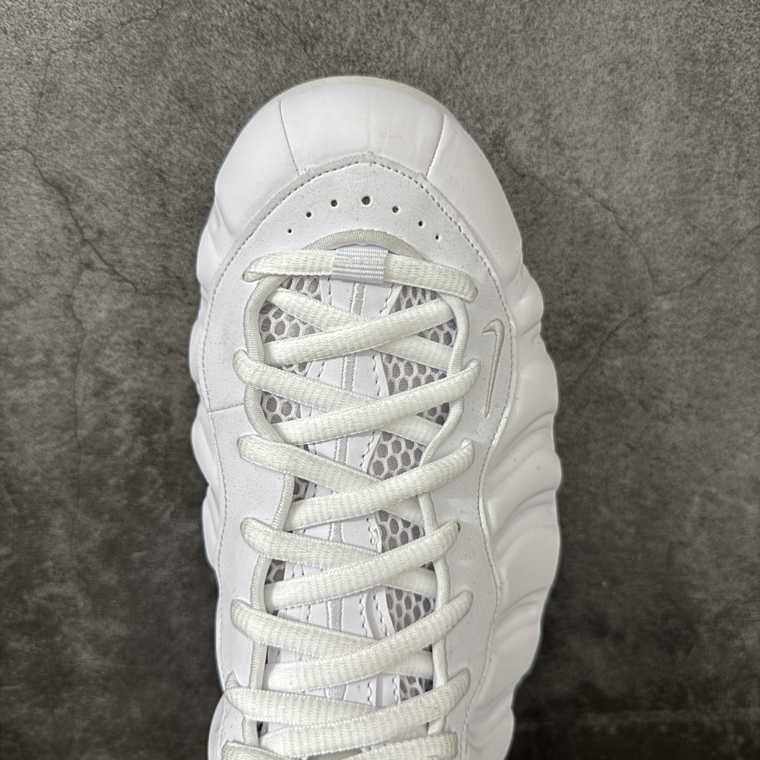图片[5]-【清远原底面】NK Air Foamposite One 市售最强品质 2025款白喷 喷泡 HJ5195-100 莞产原底面 正确鞋面咖色 公司渠道同模具 鞋型发泡360度无死角 双层Zoom气垫植入 中底完美注胶 搭载原厂碳纤维材质 诞生于1997年的NK Air Foamposite系列可以说是整个球鞋历史上最为经典的系列之一 也就是我们常说的“喷”和“泡” 其中“喷”由Foamposite One代言人Penny的英文音译而来 而“泡”则来源于另一款鞋型 Foamposite Pro中\”pro\”的音译 在诞生初期 由于高昂的造价以及超前的外形 Foamposite系列的反对者不在少数 甚至有人认为这款鞋会毁掉整个球鞋行业 但事实证明这双灵感来自于甲虫 自带“黑科技”鞋面以及双层Zoom+大块碳板的太空球鞋不仅受到了大众的接受与追捧 并且成功的影响了篮球鞋的发展 尺码：40.5 41 42 42.5 43 44 44.5 45 46-选品中心