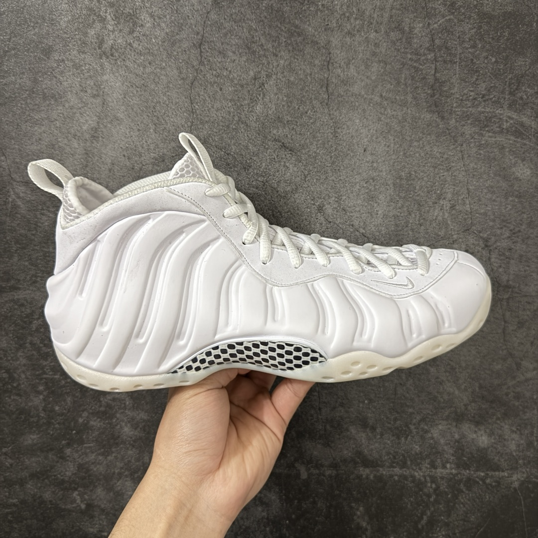 【清远原底面】NK Air Foamposite One 市售最强品质 2025款白喷 喷泡 HJ5195-100 莞产原底面 正确鞋面咖色 公司渠道同模具 鞋型发泡360度无死角 双层Zoom气垫植入 中底完美注胶 搭载原厂碳纤维材质 诞生于1997年的NK Air Foamposite系列可以说是整个球鞋历史上最为经典的系列之一 也就是我们常说的“喷”和“泡” 其中“喷”由Foamposite One代言人Penny的英文音译而来 而“泡”则来源于另一款鞋型 Foamposite Pro中\