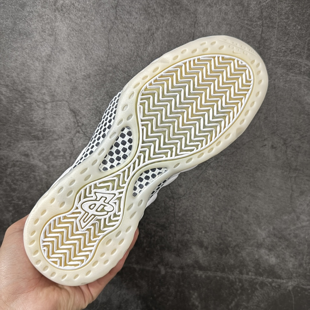 图片[9]-【清远原底面】NK Air Foamposite One 市售最强品质 2025款白喷 喷泡 HJ5195-100 莞产原底面 正确鞋面咖色 公司渠道同模具 鞋型发泡360度无死角 双层Zoom气垫植入 中底完美注胶 搭载原厂碳纤维材质 诞生于1997年的NK Air Foamposite系列可以说是整个球鞋历史上最为经典的系列之一 也就是我们常说的“喷”和“泡” 其中“喷”由Foamposite One代言人Penny的英文音译而来 而“泡”则来源于另一款鞋型 Foamposite Pro中\”pro\”的音译 在诞生初期 由于高昂的造价以及超前的外形 Foamposite系列的反对者不在少数 甚至有人认为这款鞋会毁掉整个球鞋行业 但事实证明这双灵感来自于甲虫 自带“黑科技”鞋面以及双层Zoom+大块碳板的太空球鞋不仅受到了大众的接受与追捧 并且成功的影响了篮球鞋的发展 尺码：40.5 41 42 42.5 43 44 44.5 45 46-选品中心