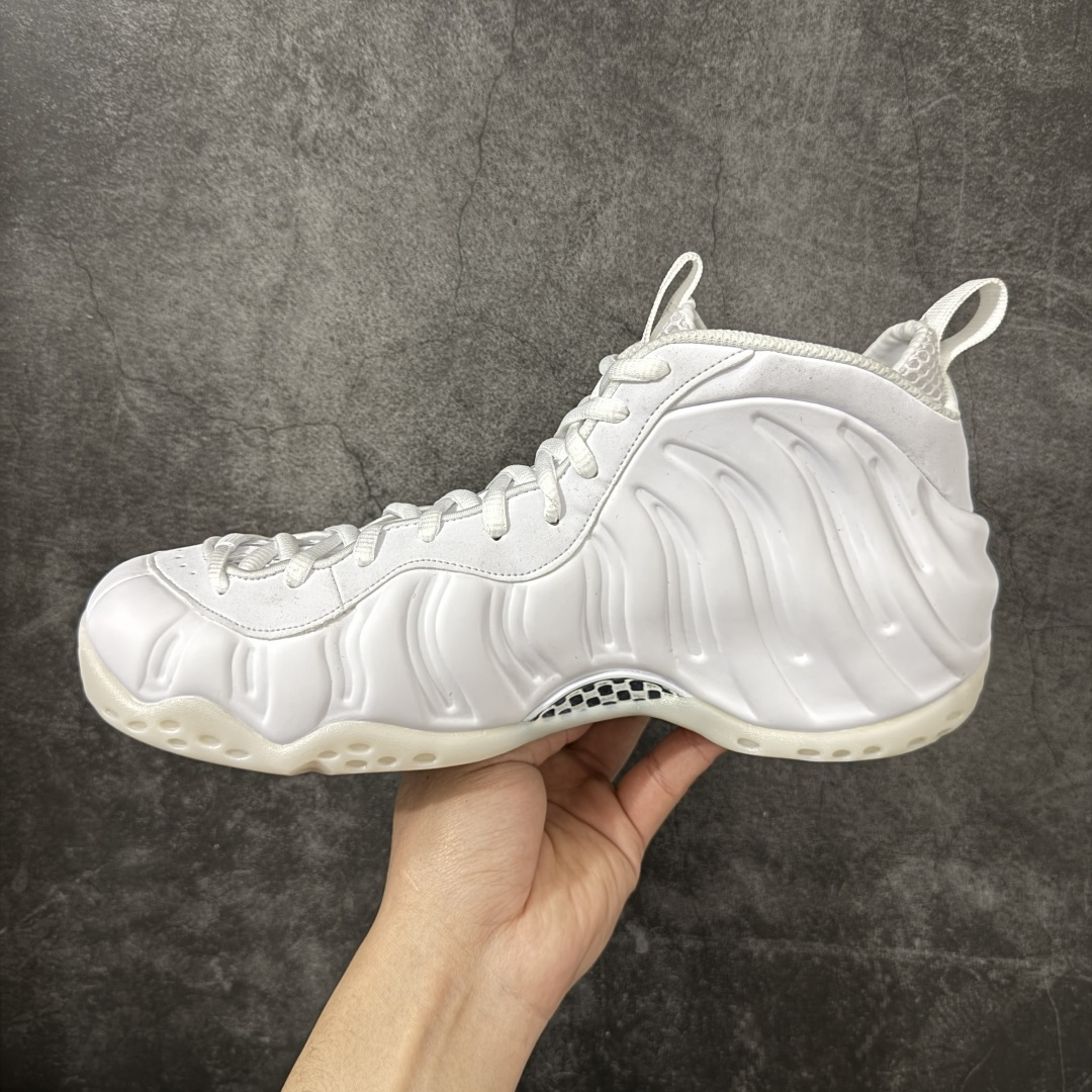 图片[2]-【清远原底面】NK Air Foamposite One 市售最强品质 2025款白喷 喷泡 HJ5195-100 莞产原底面 正确鞋面咖色 公司渠道同模具 鞋型发泡360度无死角 双层Zoom气垫植入 中底完美注胶 搭载原厂碳纤维材质 诞生于1997年的NK Air Foamposite系列可以说是整个球鞋历史上最为经典的系列之一 也就是我们常说的“喷”和“泡” 其中“喷”由Foamposite One代言人Penny的英文音译而来 而“泡”则来源于另一款鞋型 Foamposite Pro中\”pro\”的音译 在诞生初期 由于高昂的造价以及超前的外形 Foamposite系列的反对者不在少数 甚至有人认为这款鞋会毁掉整个球鞋行业 但事实证明这双灵感来自于甲虫 自带“黑科技”鞋面以及双层Zoom+大块碳板的太空球鞋不仅受到了大众的接受与追捧 并且成功的影响了篮球鞋的发展 尺码：40.5 41 42 42.5 43 44 44.5 45 46-选品中心