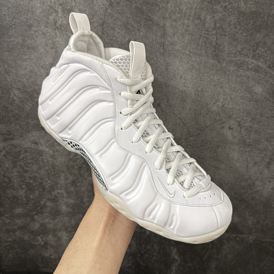 图片[3]-【清远原底面】NK Air Foamposite One 市售最强品质 2025款白喷 喷泡 HJ5195-100 莞产原底面 正确鞋面咖色 公司渠道同模具 鞋型发泡360度无死角 双层Zoom气垫植入 中底完美注胶 搭载原厂碳纤维材质 诞生于1997年的NK Air Foamposite系列可以说是整个球鞋历史上最为经典的系列之一 也就是我们常说的“喷”和“泡” 其中“喷”由Foamposite One代言人Penny的英文音译而来 而“泡”则来源于另一款鞋型 Foamposite Pro中\”pro\”的音译 在诞生初期 由于高昂的造价以及超前的外形 Foamposite系列的反对者不在少数 甚至有人认为这款鞋会毁掉整个球鞋行业 但事实证明这双灵感来自于甲虫 自带“黑科技”鞋面以及双层Zoom+大块碳板的太空球鞋不仅受到了大众的接受与追捧 并且成功的影响了篮球鞋的发展 尺码：40.5 41 42 42.5 43 44 44.5 45 46-选品中心