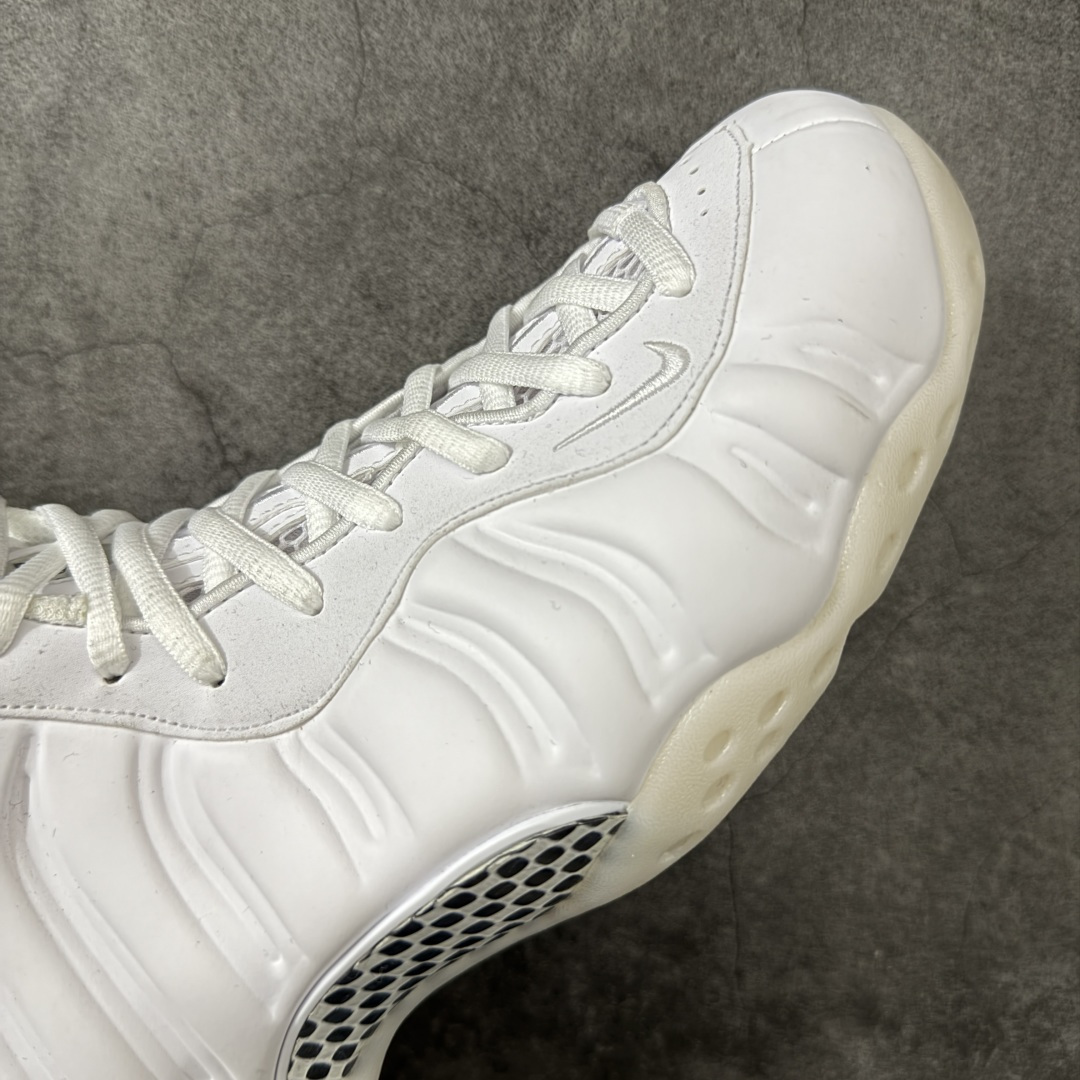 图片[6]-【清远原底面】NK Air Foamposite One 市售最强品质 2025款白喷 喷泡 HJ5195-100 莞产原底面 正确鞋面咖色 公司渠道同模具 鞋型发泡360度无死角 双层Zoom气垫植入 中底完美注胶 搭载原厂碳纤维材质 诞生于1997年的NK Air Foamposite系列可以说是整个球鞋历史上最为经典的系列之一 也就是我们常说的“喷”和“泡” 其中“喷”由Foamposite One代言人Penny的英文音译而来 而“泡”则来源于另一款鞋型 Foamposite Pro中\”pro\”的音译 在诞生初期 由于高昂的造价以及超前的外形 Foamposite系列的反对者不在少数 甚至有人认为这款鞋会毁掉整个球鞋行业 但事实证明这双灵感来自于甲虫 自带“黑科技”鞋面以及双层Zoom+大块碳板的太空球鞋不仅受到了大众的接受与追捧 并且成功的影响了篮球鞋的发展 尺码：40.5 41 42 42.5 43 44 44.5 45 46-选品中心