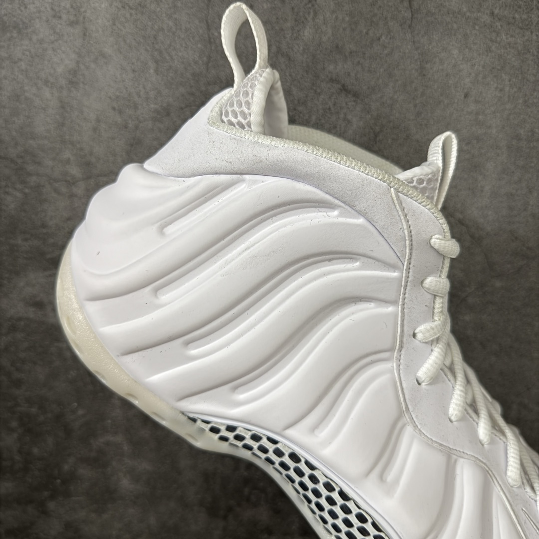 图片[7]-【清远原底面】NK Air Foamposite One 市售最强品质 2025款白喷 喷泡 HJ5195-100 莞产原底面 正确鞋面咖色 公司渠道同模具 鞋型发泡360度无死角 双层Zoom气垫植入 中底完美注胶 搭载原厂碳纤维材质 诞生于1997年的NK Air Foamposite系列可以说是整个球鞋历史上最为经典的系列之一 也就是我们常说的“喷”和“泡” 其中“喷”由Foamposite One代言人Penny的英文音译而来 而“泡”则来源于另一款鞋型 Foamposite Pro中\”pro\”的音译 在诞生初期 由于高昂的造价以及超前的外形 Foamposite系列的反对者不在少数 甚至有人认为这款鞋会毁掉整个球鞋行业 但事实证明这双灵感来自于甲虫 自带“黑科技”鞋面以及双层Zoom+大块碳板的太空球鞋不仅受到了大众的接受与追捧 并且成功的影响了篮球鞋的发展 尺码：40.5 41 42 42.5 43 44 44.5 45 46-选品中心
