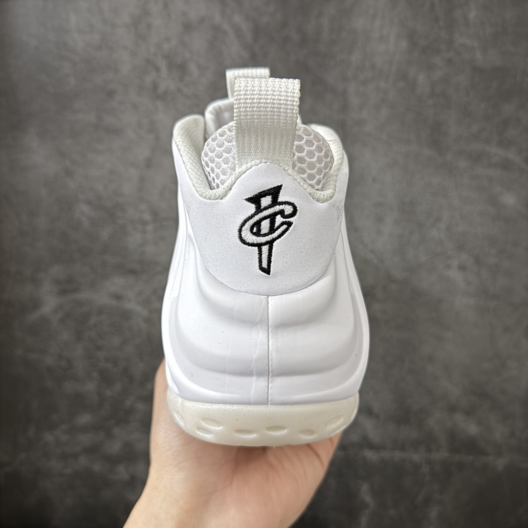 图片[4]-【清远原底面】NK Air Foamposite One 市售最强品质 2025款白喷 喷泡 HJ5195-100 莞产原底面 正确鞋面咖色 公司渠道同模具 鞋型发泡360度无死角 双层Zoom气垫植入 中底完美注胶 搭载原厂碳纤维材质 诞生于1997年的NK Air Foamposite系列可以说是整个球鞋历史上最为经典的系列之一 也就是我们常说的“喷”和“泡” 其中“喷”由Foamposite One代言人Penny的英文音译而来 而“泡”则来源于另一款鞋型 Foamposite Pro中\”pro\”的音译 在诞生初期 由于高昂的造价以及超前的外形 Foamposite系列的反对者不在少数 甚至有人认为这款鞋会毁掉整个球鞋行业 但事实证明这双灵感来自于甲虫 自带“黑科技”鞋面以及双层Zoom+大块碳板的太空球鞋不仅受到了大众的接受与追捧 并且成功的影响了篮球鞋的发展 尺码：40.5 41 42 42.5 43 44 44.5 45 46-选品中心