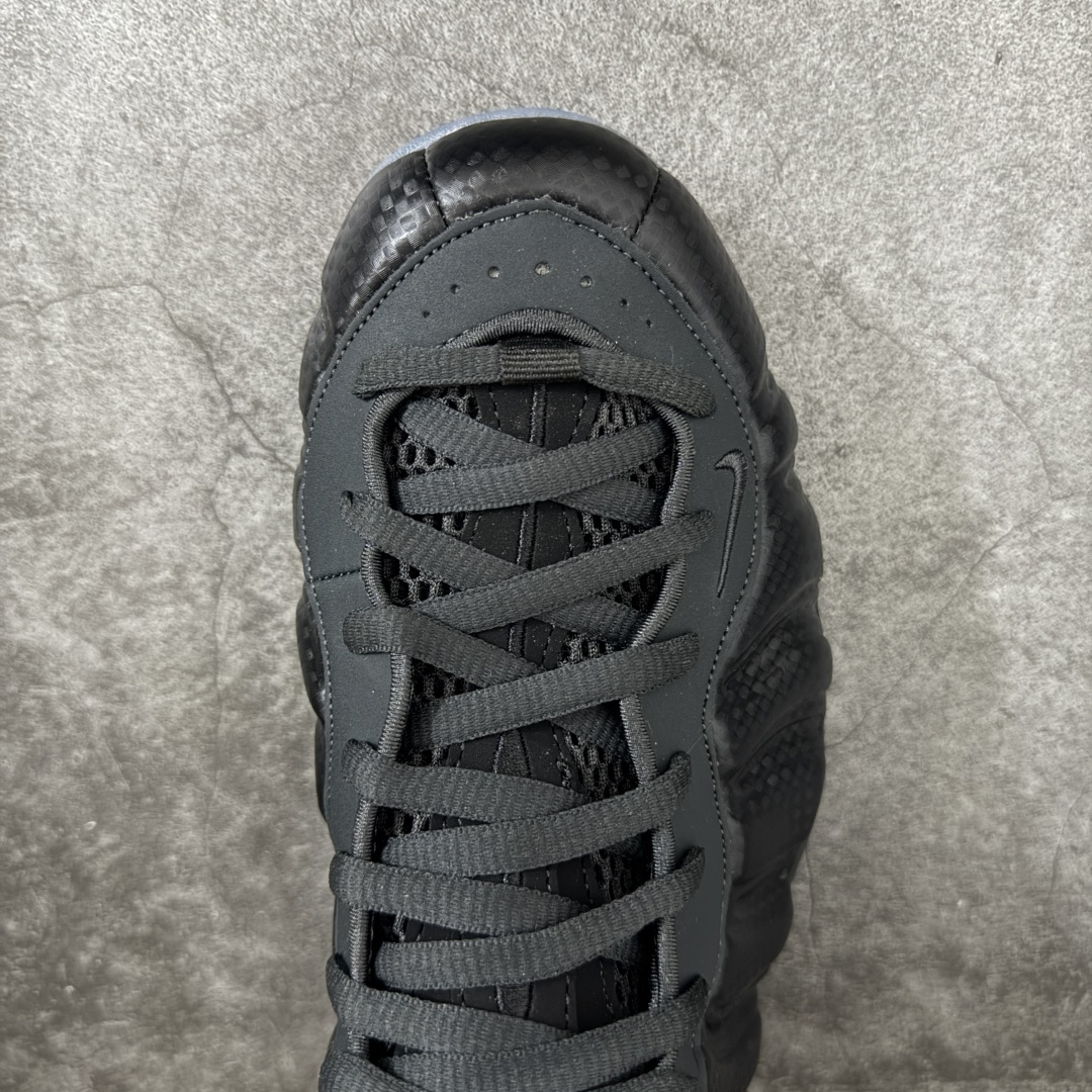 图片[5]-【清远原底面】NK Air Foamposite One 市售最强品质 碳板喷 喷泡 HF2902-002 莞产原底面 正确鞋面咖色 公司渠道同模具 鞋型发泡360度无死角 双层Zoom气垫植入 中底完美注胶 搭载原厂碳纤维材质 诞生于1997年的NK Air Foamposite系列可以说是整个球鞋历史上最为经典的系列之一 也就是我们常说的“喷”和“泡” 其中“喷”由Foamposite One代言人Penny的英文音译而来 而“泡”则来源于另一款鞋型 Foamposite Pro中\”pro\”的音译 在诞生初期 由于高昂的造价以及超前的外形 Foamposite系列的反对者不在少数 甚至有人认为这款鞋会毁掉整个球鞋行业 但事实证明这双灵感来自于甲虫 自带“黑科技”鞋面以及双层Zoom+大块碳板的太空球鞋不仅受到了大众的接受与追捧 并且成功的影响了篮球鞋的发展 尺码：40.5 41 42 42.5 43 44 44.5 45 46-选品中心