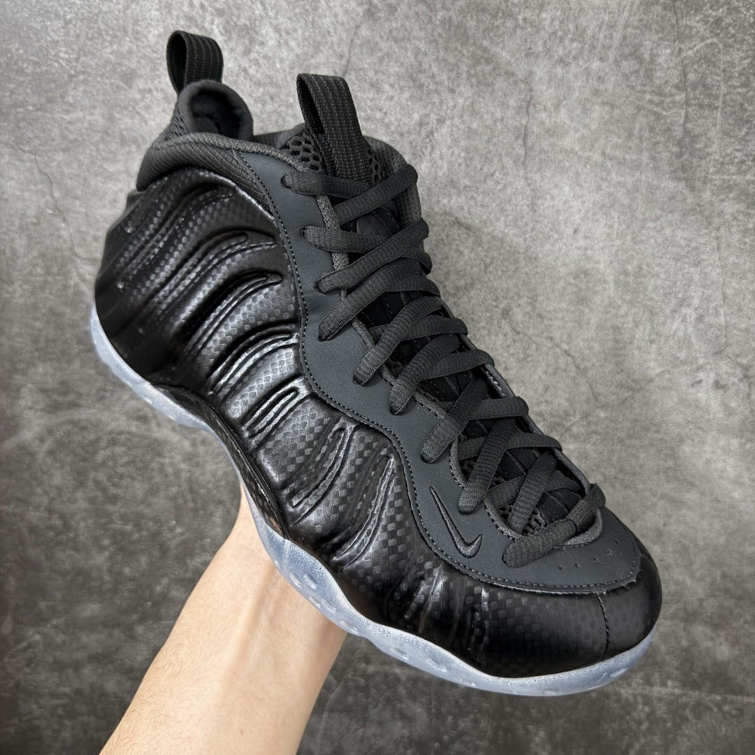 图片[3]-【清远原底面】NK Air Foamposite One 市售最强品质 碳板喷 喷泡 HF2902-002 莞产原底面 正确鞋面咖色 公司渠道同模具 鞋型发泡360度无死角 双层Zoom气垫植入 中底完美注胶 搭载原厂碳纤维材质 诞生于1997年的NK Air Foamposite系列可以说是整个球鞋历史上最为经典的系列之一 也就是我们常说的“喷”和“泡” 其中“喷”由Foamposite One代言人Penny的英文音译而来 而“泡”则来源于另一款鞋型 Foamposite Pro中\”pro\”的音译 在诞生初期 由于高昂的造价以及超前的外形 Foamposite系列的反对者不在少数 甚至有人认为这款鞋会毁掉整个球鞋行业 但事实证明这双灵感来自于甲虫 自带“黑科技”鞋面以及双层Zoom+大块碳板的太空球鞋不仅受到了大众的接受与追捧 并且成功的影响了篮球鞋的发展 尺码：40.5 41 42 42.5 43 44 44.5 45 46-选品中心