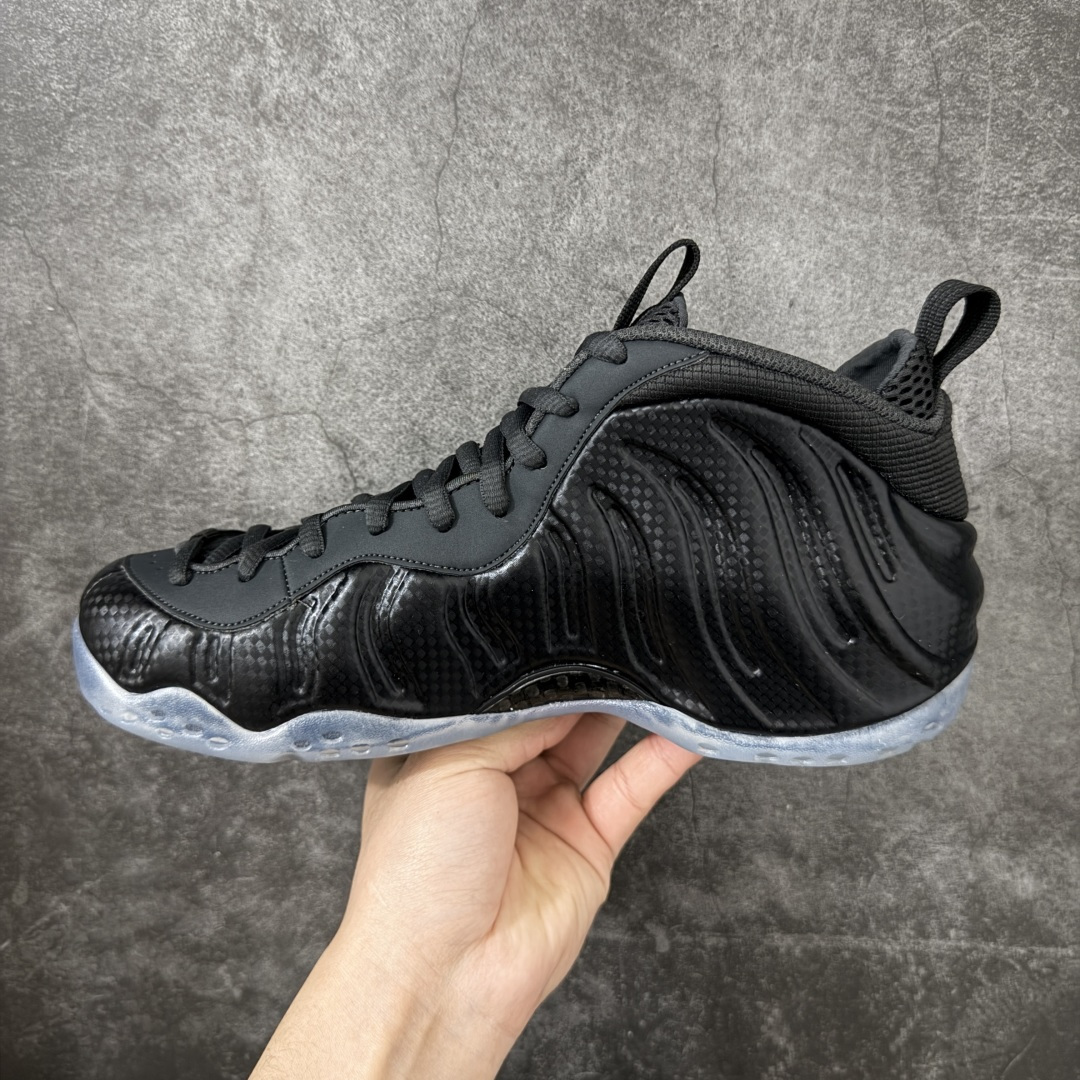 图片[2]-【清远原底面】NK Air Foamposite One 市售最强品质 碳板喷 喷泡 HF2902-002 莞产原底面 正确鞋面咖色 公司渠道同模具 鞋型发泡360度无死角 双层Zoom气垫植入 中底完美注胶 搭载原厂碳纤维材质 诞生于1997年的NK Air Foamposite系列可以说是整个球鞋历史上最为经典的系列之一 也就是我们常说的“喷”和“泡” 其中“喷”由Foamposite One代言人Penny的英文音译而来 而“泡”则来源于另一款鞋型 Foamposite Pro中\”pro\”的音译 在诞生初期 由于高昂的造价以及超前的外形 Foamposite系列的反对者不在少数 甚至有人认为这款鞋会毁掉整个球鞋行业 但事实证明这双灵感来自于甲虫 自带“黑科技”鞋面以及双层Zoom+大块碳板的太空球鞋不仅受到了大众的接受与追捧 并且成功的影响了篮球鞋的发展 尺码：40.5 41 42 42.5 43 44 44.5 45 46-选品中心