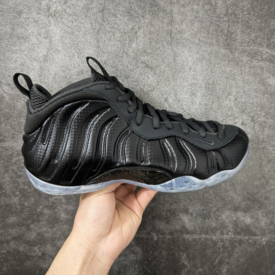 【清远原底面】NK Air Foamposite One 市售最强品质 碳板喷 喷泡 HF2902-002 莞产原底面 正确鞋面咖色 公司渠道同模具 鞋型发泡360度无死角 双层Zoom气垫植入 中底完美注胶 搭载原厂碳纤维材质 诞生于1997年的NK Air Foamposite系列可以说是整个球鞋历史上最为经典的系列之一 也就是我们常说的“喷”和“泡” 其中“喷”由Foamposite One代言人Penny的英文音译而来 而“泡”则来源于另一款鞋型 Foamposite Pro中\