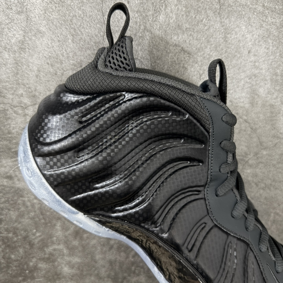 图片[7]-【清远原底面】NK Air Foamposite One 市售最强品质 碳板喷 喷泡 HF2902-002 莞产原底面 正确鞋面咖色 公司渠道同模具 鞋型发泡360度无死角 双层Zoom气垫植入 中底完美注胶 搭载原厂碳纤维材质 诞生于1997年的NK Air Foamposite系列可以说是整个球鞋历史上最为经典的系列之一 也就是我们常说的“喷”和“泡” 其中“喷”由Foamposite One代言人Penny的英文音译而来 而“泡”则来源于另一款鞋型 Foamposite Pro中\”pro\”的音译 在诞生初期 由于高昂的造价以及超前的外形 Foamposite系列的反对者不在少数 甚至有人认为这款鞋会毁掉整个球鞋行业 但事实证明这双灵感来自于甲虫 自带“黑科技”鞋面以及双层Zoom+大块碳板的太空球鞋不仅受到了大众的接受与追捧 并且成功的影响了篮球鞋的发展 尺码：40.5 41 42 42.5 43 44 44.5 45 46-选品中心
