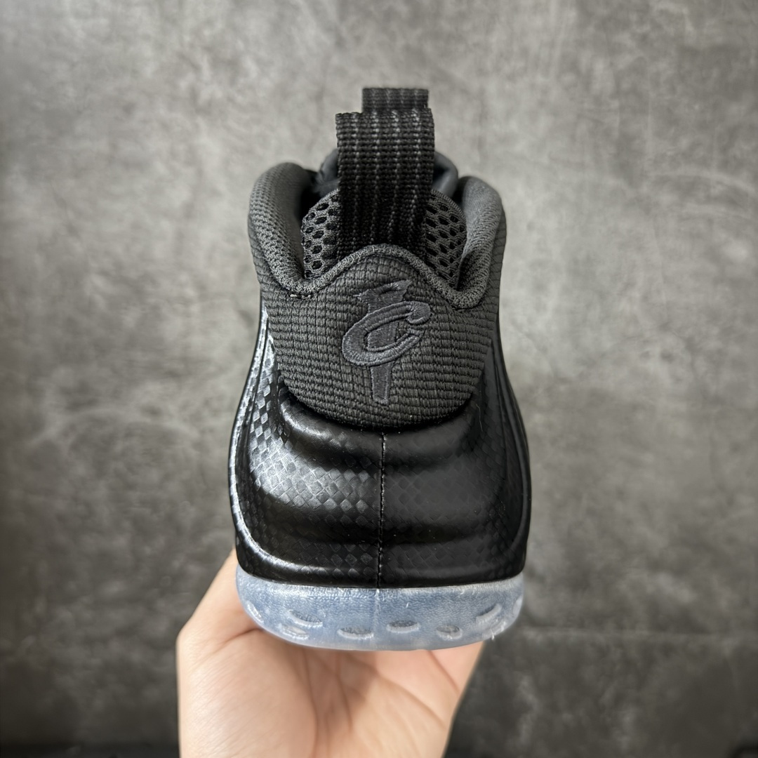 图片[4]-【清远原底面】NK Air Foamposite One 市售最强品质 碳板喷 喷泡 HF2902-002 莞产原底面 正确鞋面咖色 公司渠道同模具 鞋型发泡360度无死角 双层Zoom气垫植入 中底完美注胶 搭载原厂碳纤维材质 诞生于1997年的NK Air Foamposite系列可以说是整个球鞋历史上最为经典的系列之一 也就是我们常说的“喷”和“泡” 其中“喷”由Foamposite One代言人Penny的英文音译而来 而“泡”则来源于另一款鞋型 Foamposite Pro中\”pro\”的音译 在诞生初期 由于高昂的造价以及超前的外形 Foamposite系列的反对者不在少数 甚至有人认为这款鞋会毁掉整个球鞋行业 但事实证明这双灵感来自于甲虫 自带“黑科技”鞋面以及双层Zoom+大块碳板的太空球鞋不仅受到了大众的接受与追捧 并且成功的影响了篮球鞋的发展 尺码：40.5 41 42 42.5 43 44 44.5 45 46-选品中心