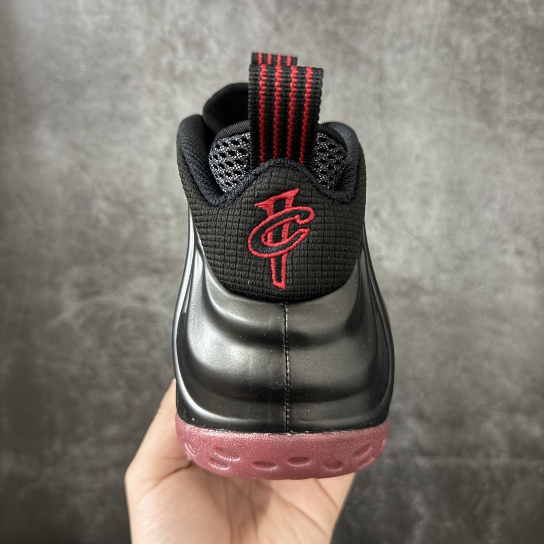 图片[4]-【清远原底面】NK Air Foamposite One 市售最强品质 2025款黑红喷 喷泡 IB2219-001 莞产原底面 正确鞋面咖色 公司渠道同模具 鞋型发泡360度无死角 双层Zoom气垫植入 中底完美注胶 搭载原厂碳纤维材质 诞生于1997年的NK Air Foamposite系列可以说是整个球鞋历史上最为经典的系列之一 也就是我们常说的“喷”和“泡” 其中“喷”由Foamposite One代言人Penny的英文音译而来 而“泡”则来源于另一款鞋型 Foamposite Pro中\”pro\”的音译 在诞生初期 由于高昂的造价以及超前的外形 Foamposite系列的反对者不在少数 甚至有人认为这款鞋会毁掉整个球鞋行业 但事实证明这双灵感来自于甲虫 自带“黑科技”鞋面以及双层Zoom+大块碳板的太空球鞋不仅受到了大众的接受与追捧 并且成功的影响了篮球鞋的发展 尺码：40.5 41 42 42.5 43 44 44.5 45 46-选品中心