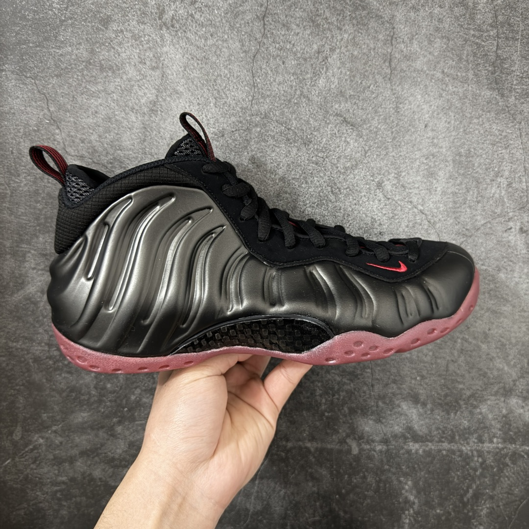 【清远原底面】NK Air Foamposite One 市售最强品质 2025款黑红喷 喷泡 IB2219-001 莞产原底面 正确鞋面咖色 公司渠道同模具 鞋型发泡360度无死角 双层Zoom气垫植入 中底完美注胶 搭载原厂碳纤维材质 诞生于1997年的NK Air Foamposite系列可以说是整个球鞋历史上最为经典的系列之一 也就是我们常说的“喷”和“泡” 其中“喷”由Foamposite One代言人Penny的英文音译而来 而“泡”则来源于另一款鞋型 Foamposite Pro中\
