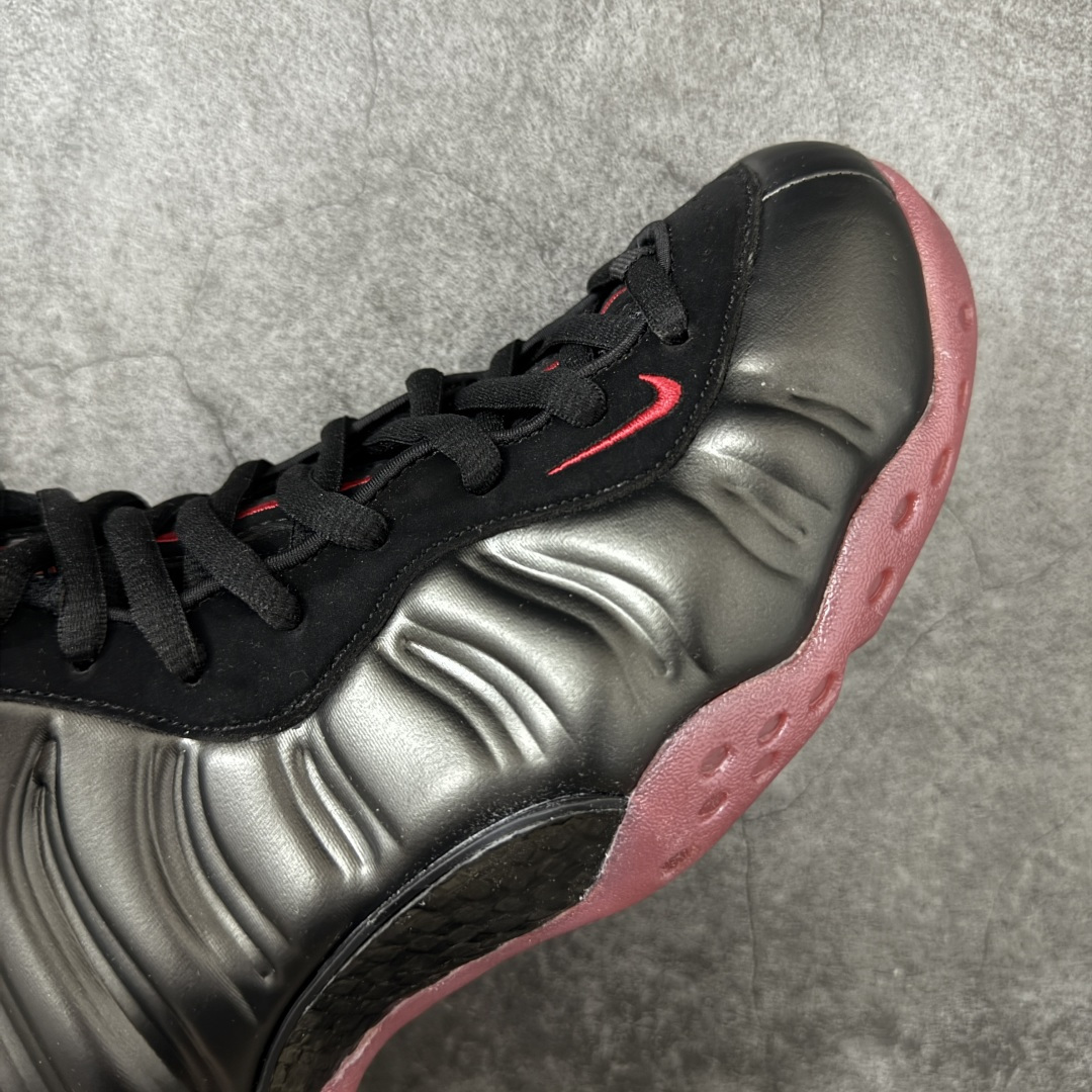 图片[6]-【清远原底面】NK Air Foamposite One 市售最强品质 2025款黑红喷 喷泡 IB2219-001 莞产原底面 正确鞋面咖色 公司渠道同模具 鞋型发泡360度无死角 双层Zoom气垫植入 中底完美注胶 搭载原厂碳纤维材质 诞生于1997年的NK Air Foamposite系列可以说是整个球鞋历史上最为经典的系列之一 也就是我们常说的“喷”和“泡” 其中“喷”由Foamposite One代言人Penny的英文音译而来 而“泡”则来源于另一款鞋型 Foamposite Pro中\”pro\”的音译 在诞生初期 由于高昂的造价以及超前的外形 Foamposite系列的反对者不在少数 甚至有人认为这款鞋会毁掉整个球鞋行业 但事实证明这双灵感来自于甲虫 自带“黑科技”鞋面以及双层Zoom+大块碳板的太空球鞋不仅受到了大众的接受与追捧 并且成功的影响了篮球鞋的发展 尺码：40.5 41 42 42.5 43 44 44.5 45 46-选品中心