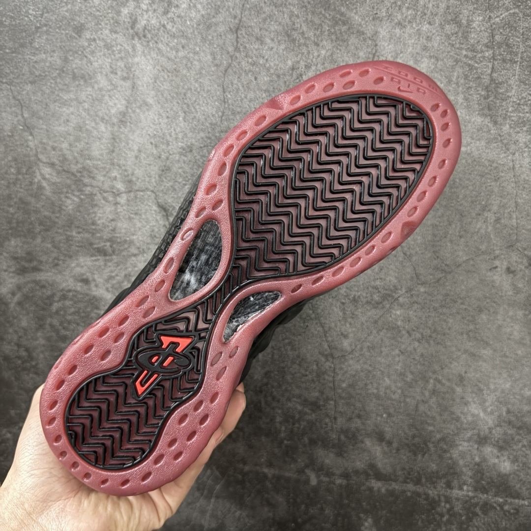 图片[9]-【清远原底面】NK Air Foamposite One 市售最强品质 2025款黑红喷 喷泡 IB2219-001 莞产原底面 正确鞋面咖色 公司渠道同模具 鞋型发泡360度无死角 双层Zoom气垫植入 中底完美注胶 搭载原厂碳纤维材质 诞生于1997年的NK Air Foamposite系列可以说是整个球鞋历史上最为经典的系列之一 也就是我们常说的“喷”和“泡” 其中“喷”由Foamposite One代言人Penny的英文音译而来 而“泡”则来源于另一款鞋型 Foamposite Pro中\”pro\”的音译 在诞生初期 由于高昂的造价以及超前的外形 Foamposite系列的反对者不在少数 甚至有人认为这款鞋会毁掉整个球鞋行业 但事实证明这双灵感来自于甲虫 自带“黑科技”鞋面以及双层Zoom+大块碳板的太空球鞋不仅受到了大众的接受与追捧 并且成功的影响了篮球鞋的发展 尺码：40.5 41 42 42.5 43 44 44.5 45 46-选品中心
