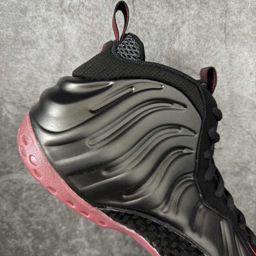 图片[7]-【清远原底面】NK Air Foamposite One 市售最强品质 2025款黑红喷 喷泡 IB2219-001 莞产原底面 正确鞋面咖色 公司渠道同模具 鞋型发泡360度无死角 双层Zoom气垫植入 中底完美注胶 搭载原厂碳纤维材质 诞生于1997年的NK Air Foamposite系列可以说是整个球鞋历史上最为经典的系列之一 也就是我们常说的“喷”和“泡” 其中“喷”由Foamposite One代言人Penny的英文音译而来 而“泡”则来源于另一款鞋型 Foamposite Pro中\”pro\”的音译 在诞生初期 由于高昂的造价以及超前的外形 Foamposite系列的反对者不在少数 甚至有人认为这款鞋会毁掉整个球鞋行业 但事实证明这双灵感来自于甲虫 自带“黑科技”鞋面以及双层Zoom+大块碳板的太空球鞋不仅受到了大众的接受与追捧 并且成功的影响了篮球鞋的发展 尺码：40.5 41 42 42.5 43 44 44.5 45 46-选品中心