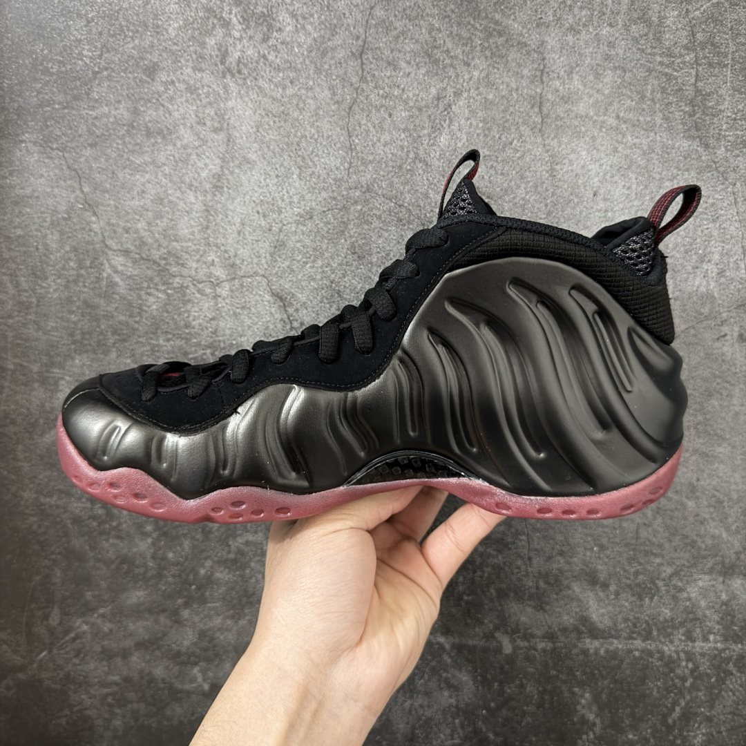 图片[2]-【清远原底面】NK Air Foamposite One 市售最强品质 2025款黑红喷 喷泡 IB2219-001 莞产原底面 正确鞋面咖色 公司渠道同模具 鞋型发泡360度无死角 双层Zoom气垫植入 中底完美注胶 搭载原厂碳纤维材质 诞生于1997年的NK Air Foamposite系列可以说是整个球鞋历史上最为经典的系列之一 也就是我们常说的“喷”和“泡” 其中“喷”由Foamposite One代言人Penny的英文音译而来 而“泡”则来源于另一款鞋型 Foamposite Pro中\”pro\”的音译 在诞生初期 由于高昂的造价以及超前的外形 Foamposite系列的反对者不在少数 甚至有人认为这款鞋会毁掉整个球鞋行业 但事实证明这双灵感来自于甲虫 自带“黑科技”鞋面以及双层Zoom+大块碳板的太空球鞋不仅受到了大众的接受与追捧 并且成功的影响了篮球鞋的发展 尺码：40.5 41 42 42.5 43 44 44.5 45 46-选品中心