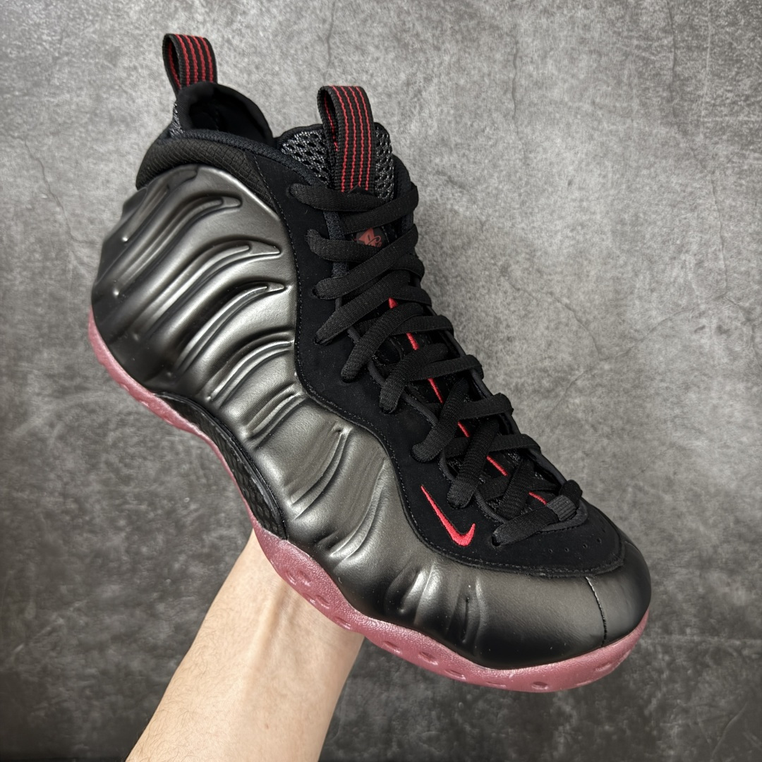 图片[3]-【清远原底面】NK Air Foamposite One 市售最强品质 2025款黑红喷 喷泡 IB2219-001 莞产原底面 正确鞋面咖色 公司渠道同模具 鞋型发泡360度无死角 双层Zoom气垫植入 中底完美注胶 搭载原厂碳纤维材质 诞生于1997年的NK Air Foamposite系列可以说是整个球鞋历史上最为经典的系列之一 也就是我们常说的“喷”和“泡” 其中“喷”由Foamposite One代言人Penny的英文音译而来 而“泡”则来源于另一款鞋型 Foamposite Pro中\”pro\”的音译 在诞生初期 由于高昂的造价以及超前的外形 Foamposite系列的反对者不在少数 甚至有人认为这款鞋会毁掉整个球鞋行业 但事实证明这双灵感来自于甲虫 自带“黑科技”鞋面以及双层Zoom+大块碳板的太空球鞋不仅受到了大众的接受与追捧 并且成功的影响了篮球鞋的发展 尺码：40.5 41 42 42.5 43 44 44.5 45 46-选品中心