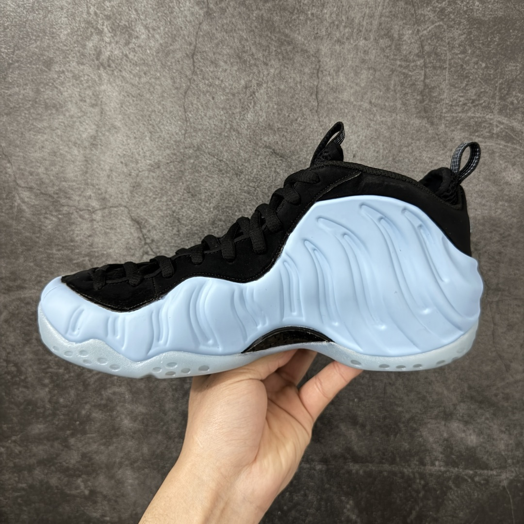 图片[2]-【清远原底面】NK Air Foamposite One 市售最强品质 2025款北卡蓝喷 喷泡 HJ6014-400 莞产原底面 正确鞋面咖色 公司渠道同模具 鞋型发泡360度无死角 双层Zoom气垫植入 中底完美注胶 搭载原厂碳纤维材质 诞生于1997年的NK Air Foamposite系列可以说是整个球鞋历史上最为经典的系列之一 也就是我们常说的“喷”和“泡” 其中“喷”由Foamposite One代言人Penny的英文音译而来 而“泡”则来源于另一款鞋型 Foamposite Pro中\”pro\”的音译 在诞生初期 由于高昂的造价以及超前的外形 Foamposite系列的反对者不在少数 甚至有人认为这款鞋会毁掉整个球鞋行业 但事实证明这双灵感来自于甲虫 自带“黑科技”鞋面以及双层Zoom+大块碳板的太空球鞋不仅受到了大众的接受与追捧 并且成功的影响了篮球鞋的发展 尺码：40.5 41 42 42.5 43 44 44.5 45 46-选品中心