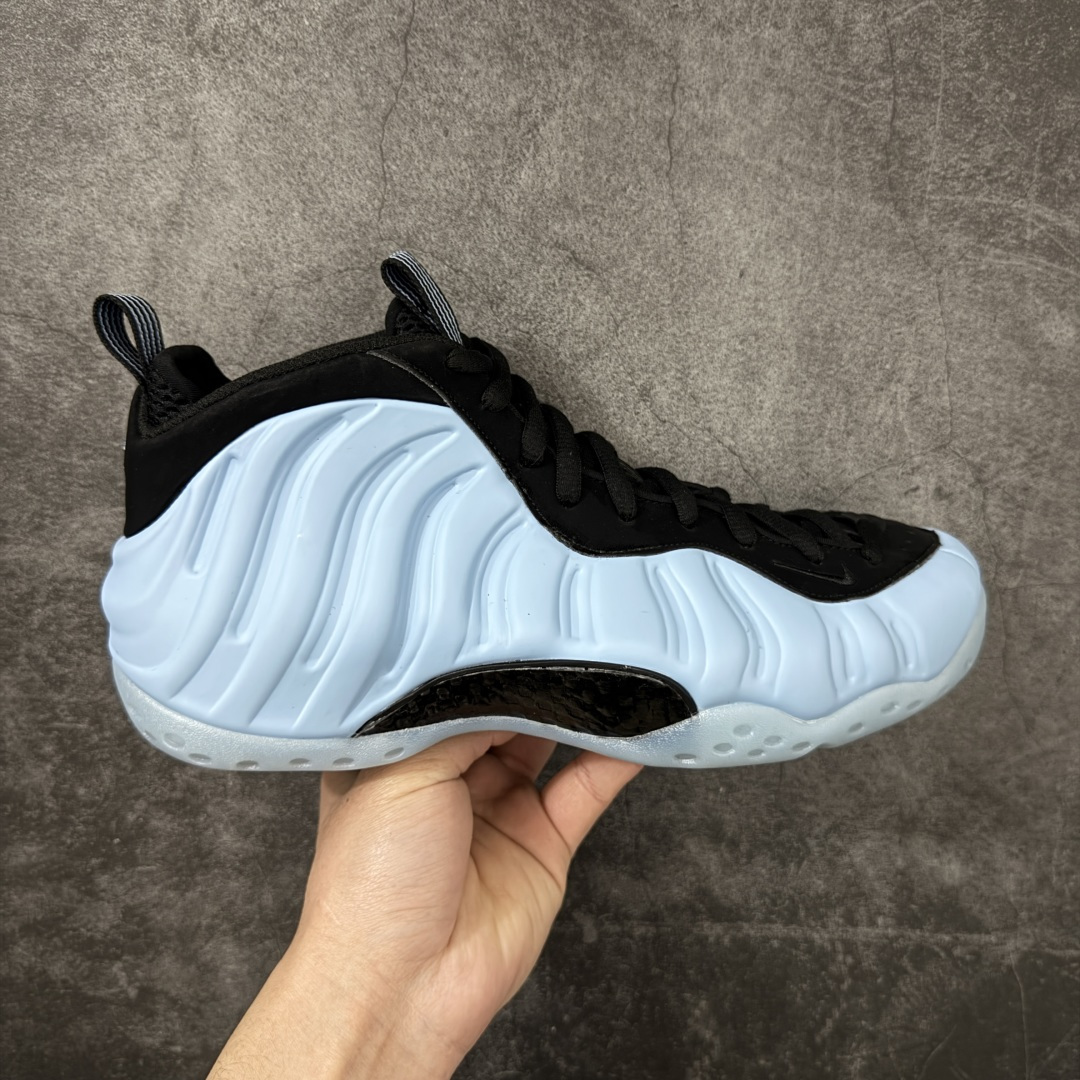 【清远原底面】NK Air Foamposite One 市售最强品质 2025款北卡蓝喷 喷泡 HJ6014-400 莞产原底面 正确鞋面咖色 公司渠道同模具 鞋型发泡360度无死角 双层Zoom气垫植入 中底完美注胶 搭载原厂碳纤维材质 诞生于1997年的NK Air Foamposite系列可以说是整个球鞋历史上最为经典的系列之一 也就是我们常说的“喷”和“泡” 其中“喷”由Foamposite One代言人Penny的英文音译而来 而“泡”则来源于另一款鞋型 Foamposite Pro中\