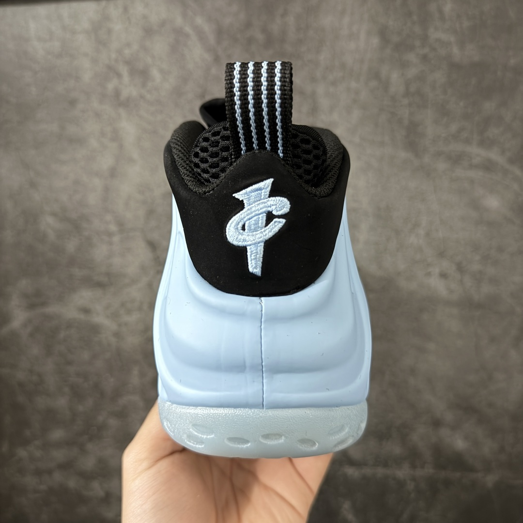 图片[4]-【清远原底面】NK Air Foamposite One 市售最强品质 2025款北卡蓝喷 喷泡 HJ6014-400 莞产原底面 正确鞋面咖色 公司渠道同模具 鞋型发泡360度无死角 双层Zoom气垫植入 中底完美注胶 搭载原厂碳纤维材质 诞生于1997年的NK Air Foamposite系列可以说是整个球鞋历史上最为经典的系列之一 也就是我们常说的“喷”和“泡” 其中“喷”由Foamposite One代言人Penny的英文音译而来 而“泡”则来源于另一款鞋型 Foamposite Pro中\”pro\”的音译 在诞生初期 由于高昂的造价以及超前的外形 Foamposite系列的反对者不在少数 甚至有人认为这款鞋会毁掉整个球鞋行业 但事实证明这双灵感来自于甲虫 自带“黑科技”鞋面以及双层Zoom+大块碳板的太空球鞋不仅受到了大众的接受与追捧 并且成功的影响了篮球鞋的发展 尺码：40.5 41 42 42.5 43 44 44.5 45 46-选品中心
