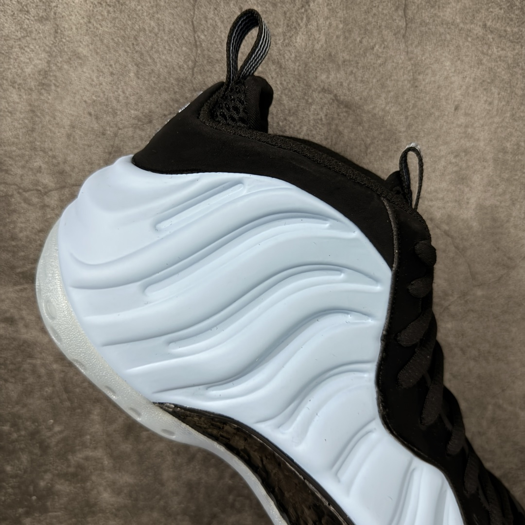 图片[7]-【清远原底面】NK Air Foamposite One 市售最强品质 2025款北卡蓝喷 喷泡 HJ6014-400 莞产原底面 正确鞋面咖色 公司渠道同模具 鞋型发泡360度无死角 双层Zoom气垫植入 中底完美注胶 搭载原厂碳纤维材质 诞生于1997年的NK Air Foamposite系列可以说是整个球鞋历史上最为经典的系列之一 也就是我们常说的“喷”和“泡” 其中“喷”由Foamposite One代言人Penny的英文音译而来 而“泡”则来源于另一款鞋型 Foamposite Pro中\”pro\”的音译 在诞生初期 由于高昂的造价以及超前的外形 Foamposite系列的反对者不在少数 甚至有人认为这款鞋会毁掉整个球鞋行业 但事实证明这双灵感来自于甲虫 自带“黑科技”鞋面以及双层Zoom+大块碳板的太空球鞋不仅受到了大众的接受与追捧 并且成功的影响了篮球鞋的发展 尺码：40.5 41 42 42.5 43 44 44.5 45 46-选品中心