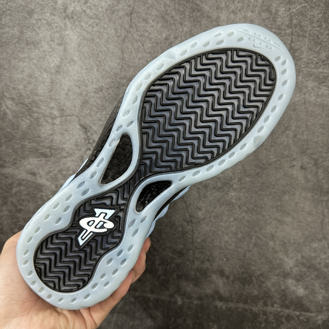 图片[9]-【清远原底面】NK Air Foamposite One 市售最强品质 2025款北卡蓝喷 喷泡 HJ6014-400 莞产原底面 正确鞋面咖色 公司渠道同模具 鞋型发泡360度无死角 双层Zoom气垫植入 中底完美注胶 搭载原厂碳纤维材质 诞生于1997年的NK Air Foamposite系列可以说是整个球鞋历史上最为经典的系列之一 也就是我们常说的“喷”和“泡” 其中“喷”由Foamposite One代言人Penny的英文音译而来 而“泡”则来源于另一款鞋型 Foamposite Pro中\”pro\”的音译 在诞生初期 由于高昂的造价以及超前的外形 Foamposite系列的反对者不在少数 甚至有人认为这款鞋会毁掉整个球鞋行业 但事实证明这双灵感来自于甲虫 自带“黑科技”鞋面以及双层Zoom+大块碳板的太空球鞋不仅受到了大众的接受与追捧 并且成功的影响了篮球鞋的发展 尺码：40.5 41 42 42.5 43 44 44.5 45 46-选品中心