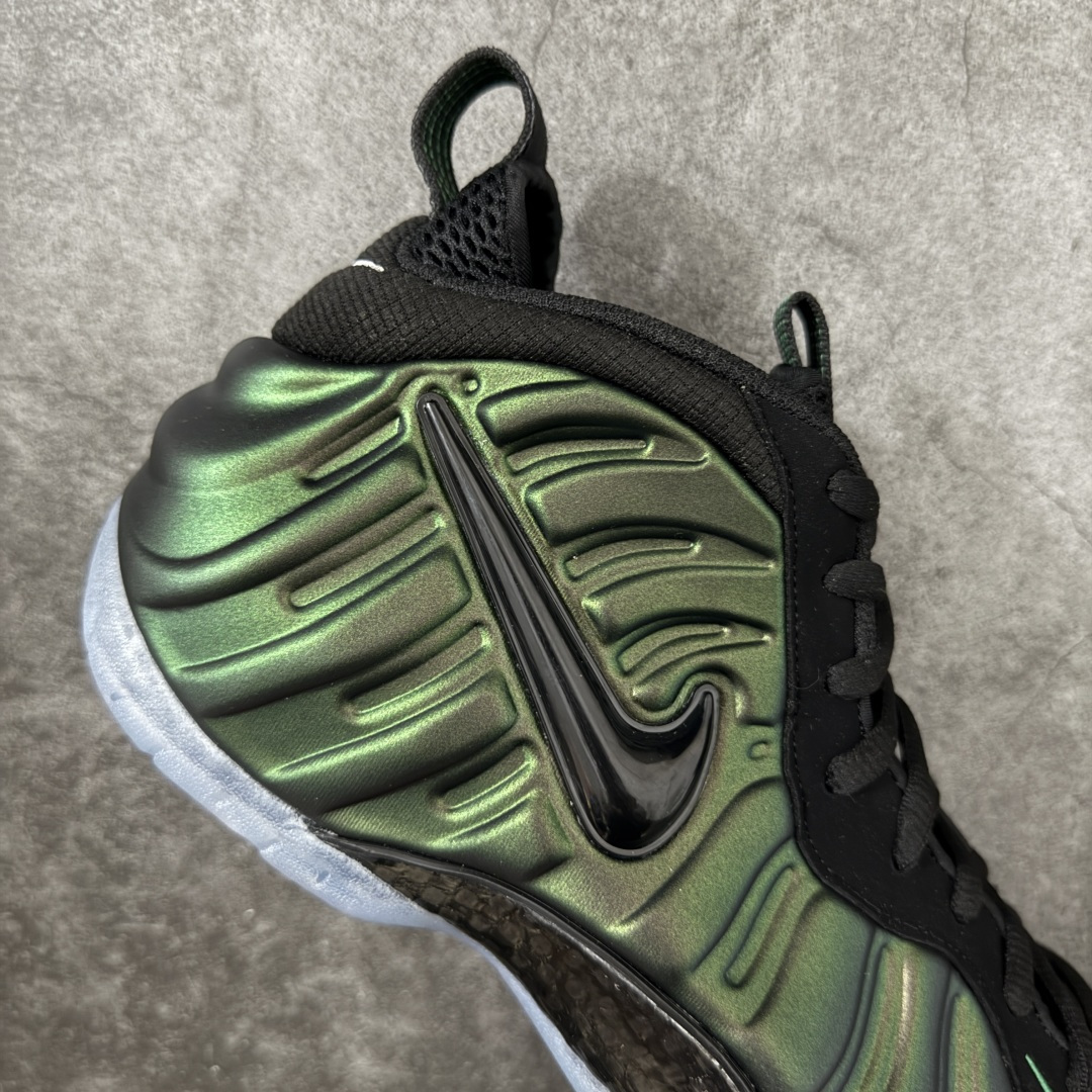 图片[7]-【清远原底面】NK Air Foamposite One 市售最强品质 2025款松绿泡2.0 喷泡 HF0794-300 莞产原底面 正确鞋面咖色 公司渠道同模具 鞋型发泡360度无死角 双层Zoom气垫植入 中底完美注胶 搭载原厂碳纤维材质 诞生于1997年的NK Air Foamposite系列可以说是整个球鞋历史上最为经典的系列之一 也就是我们常说的“喷”和“泡” 其中“喷”由Foamposite One代言人Penny的英文音译而来 而“泡”则来源于另一款鞋型 Foamposite Pro中\”pro\”的音译 在诞生初期 由于高昂的造价以及超前的外形 Foamposite系列的反对者不在少数 甚至有人认为这款鞋会毁掉整个球鞋行业 但事实证明这双灵感来自于甲虫 自带“黑科技”鞋面以及双层Zoom+大块碳板的太空球鞋不仅受到了大众的接受与追捧 并且成功的影响了篮球鞋的发展 尺码：40.5 41 42 42.5 43 44 44.5 45 46-选品中心