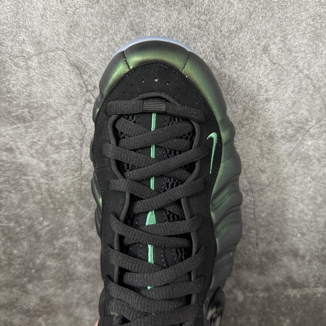 图片[5]-【清远原底面】NK Air Foamposite One 市售最强品质 2025款松绿泡2.0 喷泡 HF0794-300 莞产原底面 正确鞋面咖色 公司渠道同模具 鞋型发泡360度无死角 双层Zoom气垫植入 中底完美注胶 搭载原厂碳纤维材质 诞生于1997年的NK Air Foamposite系列可以说是整个球鞋历史上最为经典的系列之一 也就是我们常说的“喷”和“泡” 其中“喷”由Foamposite One代言人Penny的英文音译而来 而“泡”则来源于另一款鞋型 Foamposite Pro中\”pro\”的音译 在诞生初期 由于高昂的造价以及超前的外形 Foamposite系列的反对者不在少数 甚至有人认为这款鞋会毁掉整个球鞋行业 但事实证明这双灵感来自于甲虫 自带“黑科技”鞋面以及双层Zoom+大块碳板的太空球鞋不仅受到了大众的接受与追捧 并且成功的影响了篮球鞋的发展 尺码：40.5 41 42 42.5 43 44 44.5 45 46-选品中心
