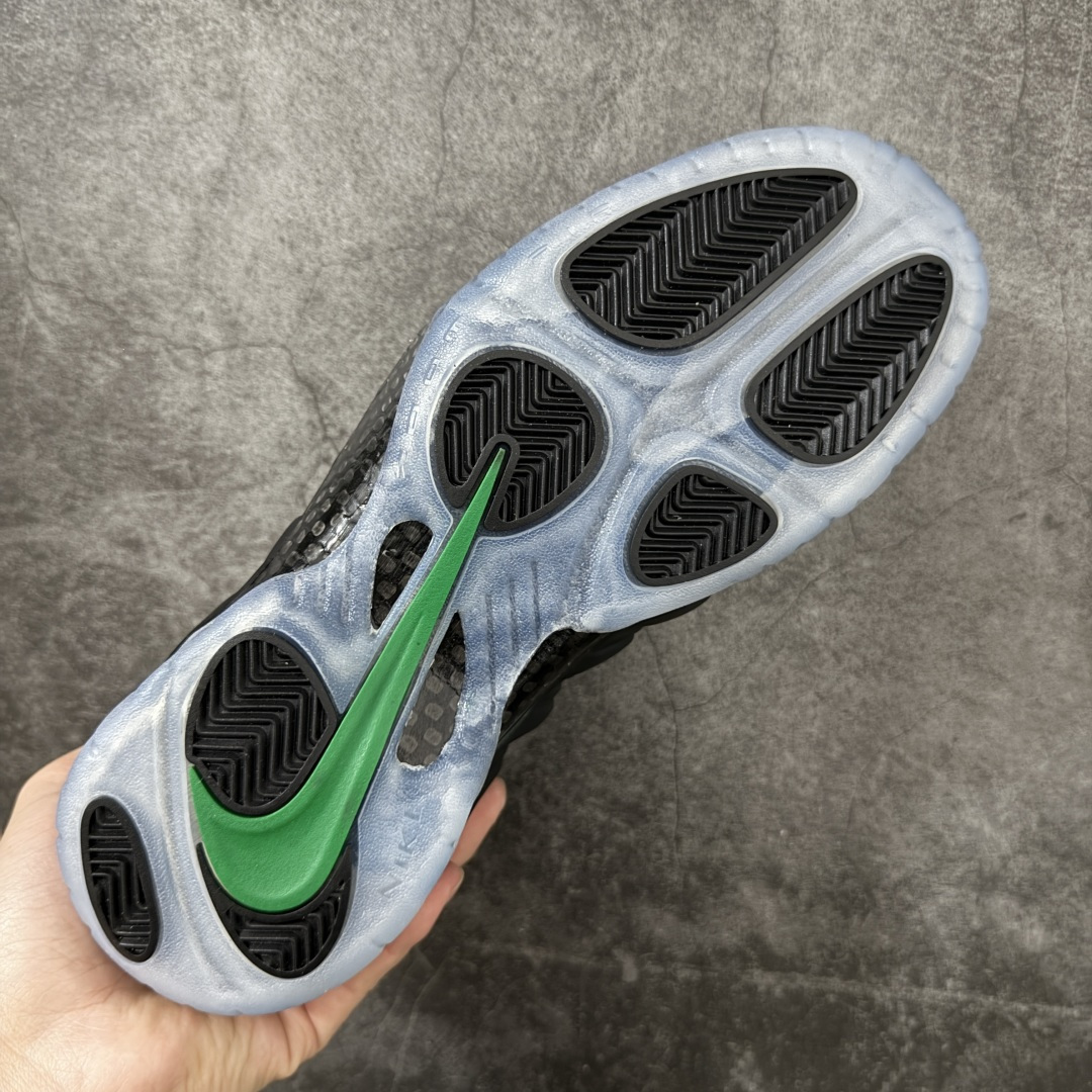 图片[9]-【清远原底面】NK Air Foamposite One 市售最强品质 2025款松绿泡2.0 喷泡 HF0794-300 莞产原底面 正确鞋面咖色 公司渠道同模具 鞋型发泡360度无死角 双层Zoom气垫植入 中底完美注胶 搭载原厂碳纤维材质 诞生于1997年的NK Air Foamposite系列可以说是整个球鞋历史上最为经典的系列之一 也就是我们常说的“喷”和“泡” 其中“喷”由Foamposite One代言人Penny的英文音译而来 而“泡”则来源于另一款鞋型 Foamposite Pro中\”pro\”的音译 在诞生初期 由于高昂的造价以及超前的外形 Foamposite系列的反对者不在少数 甚至有人认为这款鞋会毁掉整个球鞋行业 但事实证明这双灵感来自于甲虫 自带“黑科技”鞋面以及双层Zoom+大块碳板的太空球鞋不仅受到了大众的接受与追捧 并且成功的影响了篮球鞋的发展 尺码：40.5 41 42 42.5 43 44 44.5 45 46-选品中心