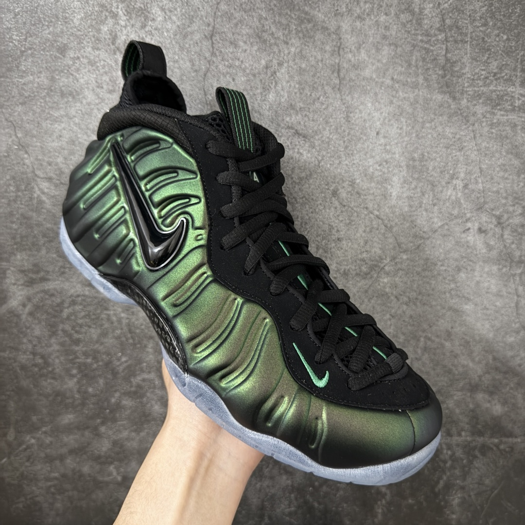 图片[3]-【清远原底面】NK Air Foamposite One 市售最强品质 2025款松绿泡2.0 喷泡 HF0794-300 莞产原底面 正确鞋面咖色 公司渠道同模具 鞋型发泡360度无死角 双层Zoom气垫植入 中底完美注胶 搭载原厂碳纤维材质 诞生于1997年的NK Air Foamposite系列可以说是整个球鞋历史上最为经典的系列之一 也就是我们常说的“喷”和“泡” 其中“喷”由Foamposite One代言人Penny的英文音译而来 而“泡”则来源于另一款鞋型 Foamposite Pro中\”pro\”的音译 在诞生初期 由于高昂的造价以及超前的外形 Foamposite系列的反对者不在少数 甚至有人认为这款鞋会毁掉整个球鞋行业 但事实证明这双灵感来自于甲虫 自带“黑科技”鞋面以及双层Zoom+大块碳板的太空球鞋不仅受到了大众的接受与追捧 并且成功的影响了篮球鞋的发展 尺码：40.5 41 42 42.5 43 44 44.5 45 46-选品中心