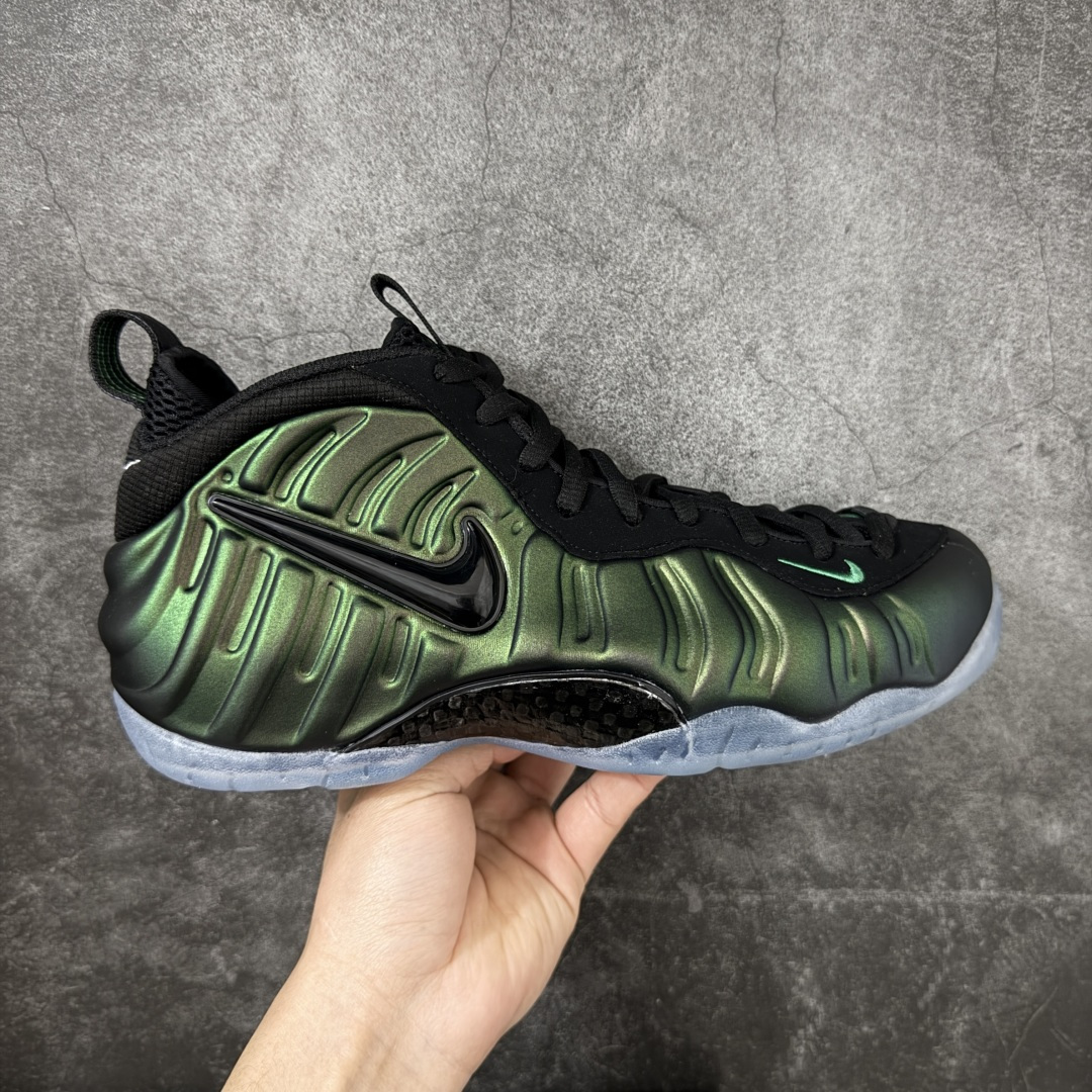 【清远原底面】NK Air Foamposite One 市售最强品质 2025款松绿泡2.0 喷泡 HF0794-300 莞产原底面 正确鞋面咖色 公司渠道同模具 鞋型发泡360度无死角 双层Zoom气垫植入 中底完美注胶 搭载原厂碳纤维材质 诞生于1997年的NK Air Foamposite系列可以说是整个球鞋历史上最为经典的系列之一 也就是我们常说的“喷”和“泡” 其中“喷”由Foamposite One代言人Penny的英文音译而来 而“泡”则来源于另一款鞋型 Foamposite Pro中\