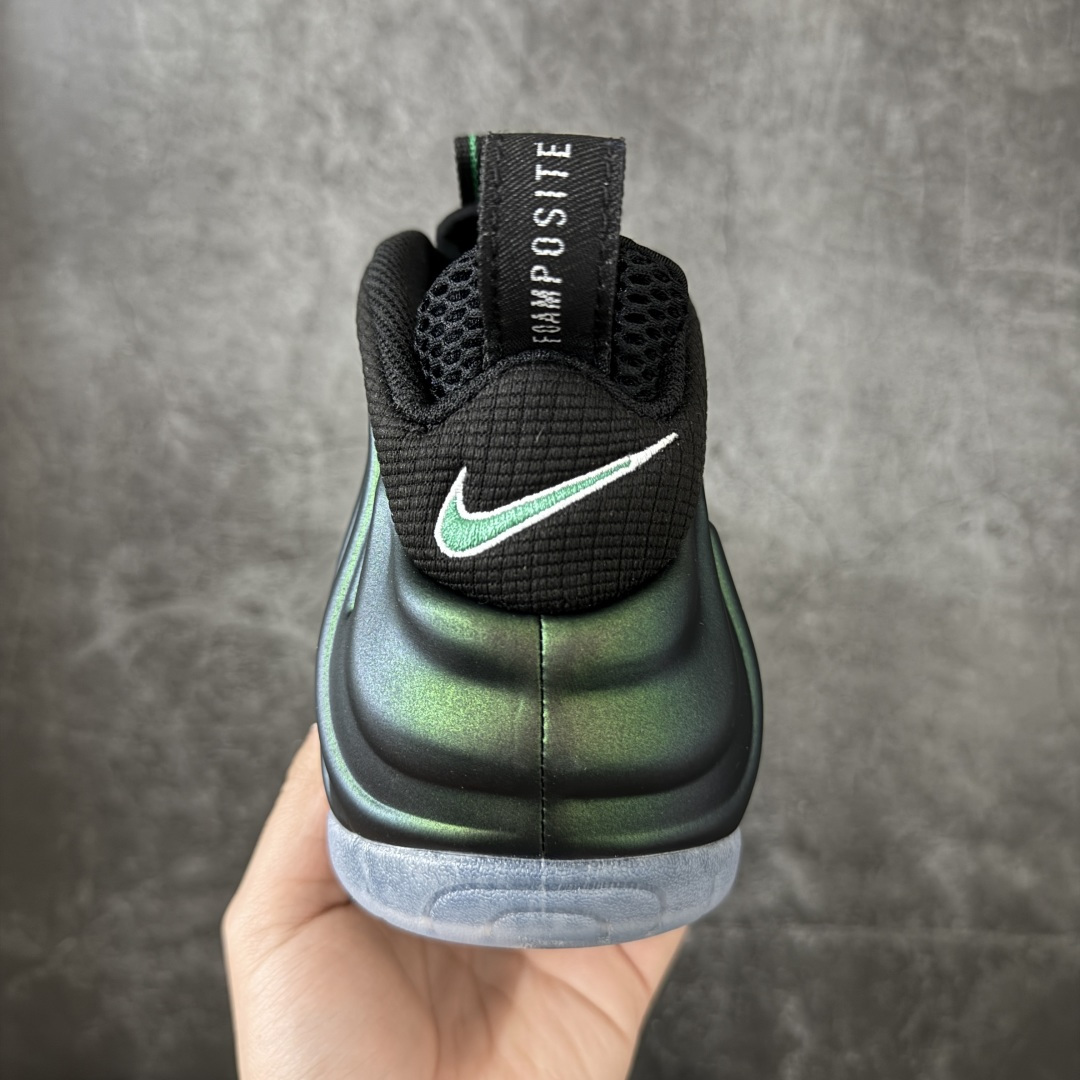 图片[4]-【清远原底面】NK Air Foamposite One 市售最强品质 2025款松绿泡2.0 喷泡 HF0794-300 莞产原底面 正确鞋面咖色 公司渠道同模具 鞋型发泡360度无死角 双层Zoom气垫植入 中底完美注胶 搭载原厂碳纤维材质 诞生于1997年的NK Air Foamposite系列可以说是整个球鞋历史上最为经典的系列之一 也就是我们常说的“喷”和“泡” 其中“喷”由Foamposite One代言人Penny的英文音译而来 而“泡”则来源于另一款鞋型 Foamposite Pro中\”pro\”的音译 在诞生初期 由于高昂的造价以及超前的外形 Foamposite系列的反对者不在少数 甚至有人认为这款鞋会毁掉整个球鞋行业 但事实证明这双灵感来自于甲虫 自带“黑科技”鞋面以及双层Zoom+大块碳板的太空球鞋不仅受到了大众的接受与追捧 并且成功的影响了篮球鞋的发展 尺码：40.5 41 42 42.5 43 44 44.5 45 46-选品中心
