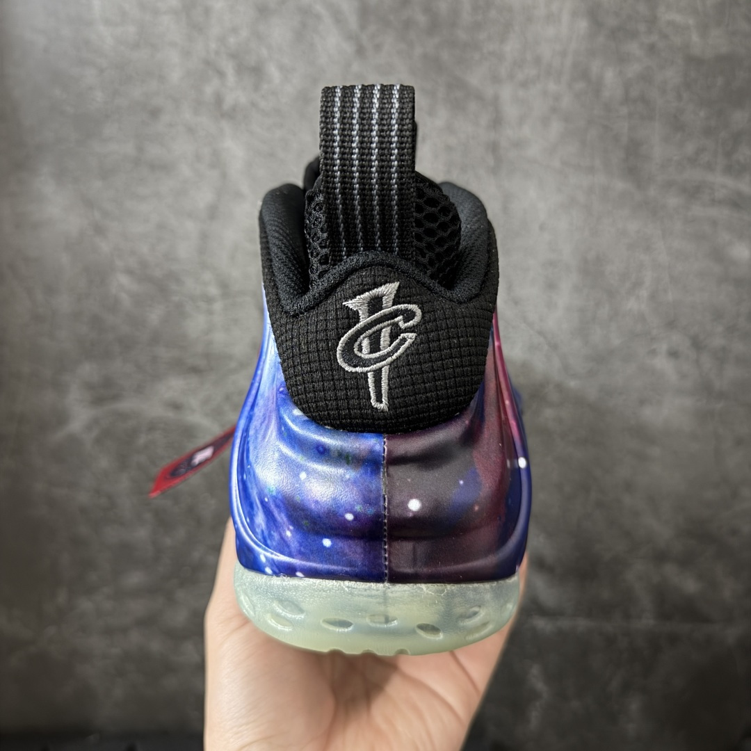 图片[4]-【清远原底面】NK Air Foamposite One 市售最强品质 银河喷2.0 喷泡 FQ4303-400 莞产原底面 正确鞋面咖色 公司渠道同模具 鞋型发泡360度无死角 双层Zoom气垫植入 中底完美注胶 搭载原厂碳纤维材质 诞生于1997年的NK Air Foamposite系列可以说是整个球鞋历史上最为经典的系列之一 也就是我们常说的“喷”和“泡” 其中“喷”由Foamposite One代言人Penny的英文音译而来 而“泡”则来源于另一款鞋型 Foamposite Pro中\”pro\”的音译 在诞生初期 由于高昂的造价以及超前的外形 Foamposite系列的反对者不在少数 甚至有人认为这款鞋会毁掉整个球鞋行业 但事实证明这双灵感来自于甲虫 自带“黑科技”鞋面以及双层Zoom+大块碳板的太空球鞋不仅受到了大众的接受与追捧 并且成功的影响了篮球鞋的发展 尺码：40.5 41 42 42.5 43 44 44.5 45 46-选品中心