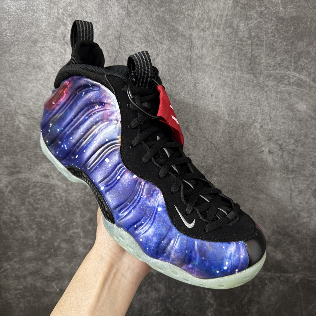 图片[3]-【清远原底面】NK Air Foamposite One 市售最强品质 银河喷2.0 喷泡 FQ4303-400 莞产原底面 正确鞋面咖色 公司渠道同模具 鞋型发泡360度无死角 双层Zoom气垫植入 中底完美注胶 搭载原厂碳纤维材质 诞生于1997年的NK Air Foamposite系列可以说是整个球鞋历史上最为经典的系列之一 也就是我们常说的“喷”和“泡” 其中“喷”由Foamposite One代言人Penny的英文音译而来 而“泡”则来源于另一款鞋型 Foamposite Pro中\”pro\”的音译 在诞生初期 由于高昂的造价以及超前的外形 Foamposite系列的反对者不在少数 甚至有人认为这款鞋会毁掉整个球鞋行业 但事实证明这双灵感来自于甲虫 自带“黑科技”鞋面以及双层Zoom+大块碳板的太空球鞋不仅受到了大众的接受与追捧 并且成功的影响了篮球鞋的发展 尺码：40.5 41 42 42.5 43 44 44.5 45 46-选品中心