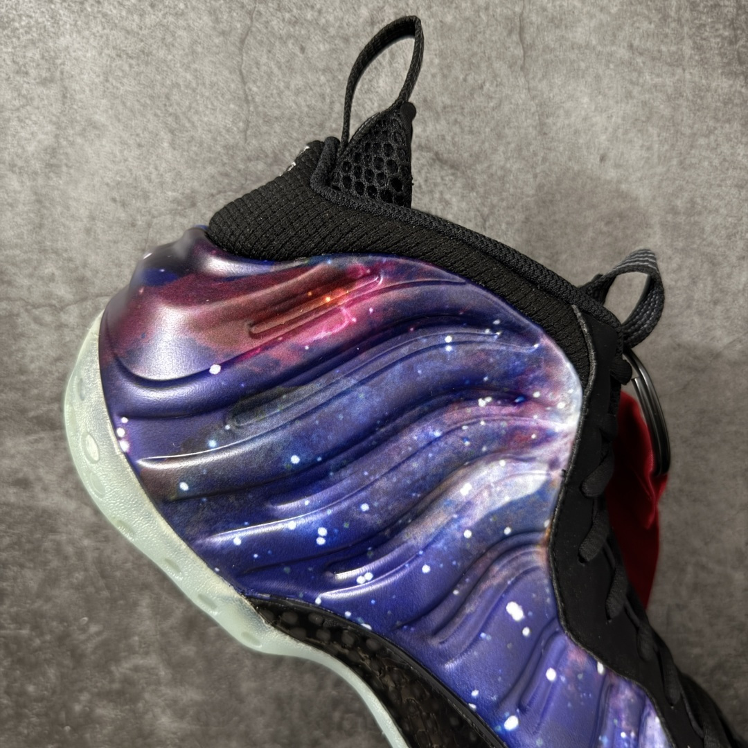 图片[6]-【清远原底面】NK Air Foamposite One 市售最强品质 银河喷2.0 喷泡 FQ4303-400 莞产原底面 正确鞋面咖色 公司渠道同模具 鞋型发泡360度无死角 双层Zoom气垫植入 中底完美注胶 搭载原厂碳纤维材质 诞生于1997年的NK Air Foamposite系列可以说是整个球鞋历史上最为经典的系列之一 也就是我们常说的“喷”和“泡” 其中“喷”由Foamposite One代言人Penny的英文音译而来 而“泡”则来源于另一款鞋型 Foamposite Pro中\”pro\”的音译 在诞生初期 由于高昂的造价以及超前的外形 Foamposite系列的反对者不在少数 甚至有人认为这款鞋会毁掉整个球鞋行业 但事实证明这双灵感来自于甲虫 自带“黑科技”鞋面以及双层Zoom+大块碳板的太空球鞋不仅受到了大众的接受与追捧 并且成功的影响了篮球鞋的发展 尺码：40.5 41 42 42.5 43 44 44.5 45 46-选品中心