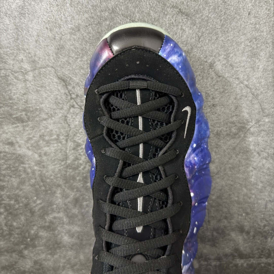 图片[5]-【清远原底面】NK Air Foamposite One 市售最强品质 银河喷2.0 喷泡 FQ4303-400 莞产原底面 正确鞋面咖色 公司渠道同模具 鞋型发泡360度无死角 双层Zoom气垫植入 中底完美注胶 搭载原厂碳纤维材质 诞生于1997年的NK Air Foamposite系列可以说是整个球鞋历史上最为经典的系列之一 也就是我们常说的“喷”和“泡” 其中“喷”由Foamposite One代言人Penny的英文音译而来 而“泡”则来源于另一款鞋型 Foamposite Pro中\”pro\”的音译 在诞生初期 由于高昂的造价以及超前的外形 Foamposite系列的反对者不在少数 甚至有人认为这款鞋会毁掉整个球鞋行业 但事实证明这双灵感来自于甲虫 自带“黑科技”鞋面以及双层Zoom+大块碳板的太空球鞋不仅受到了大众的接受与追捧 并且成功的影响了篮球鞋的发展 尺码：40.5 41 42 42.5 43 44 44.5 45 46-选品中心