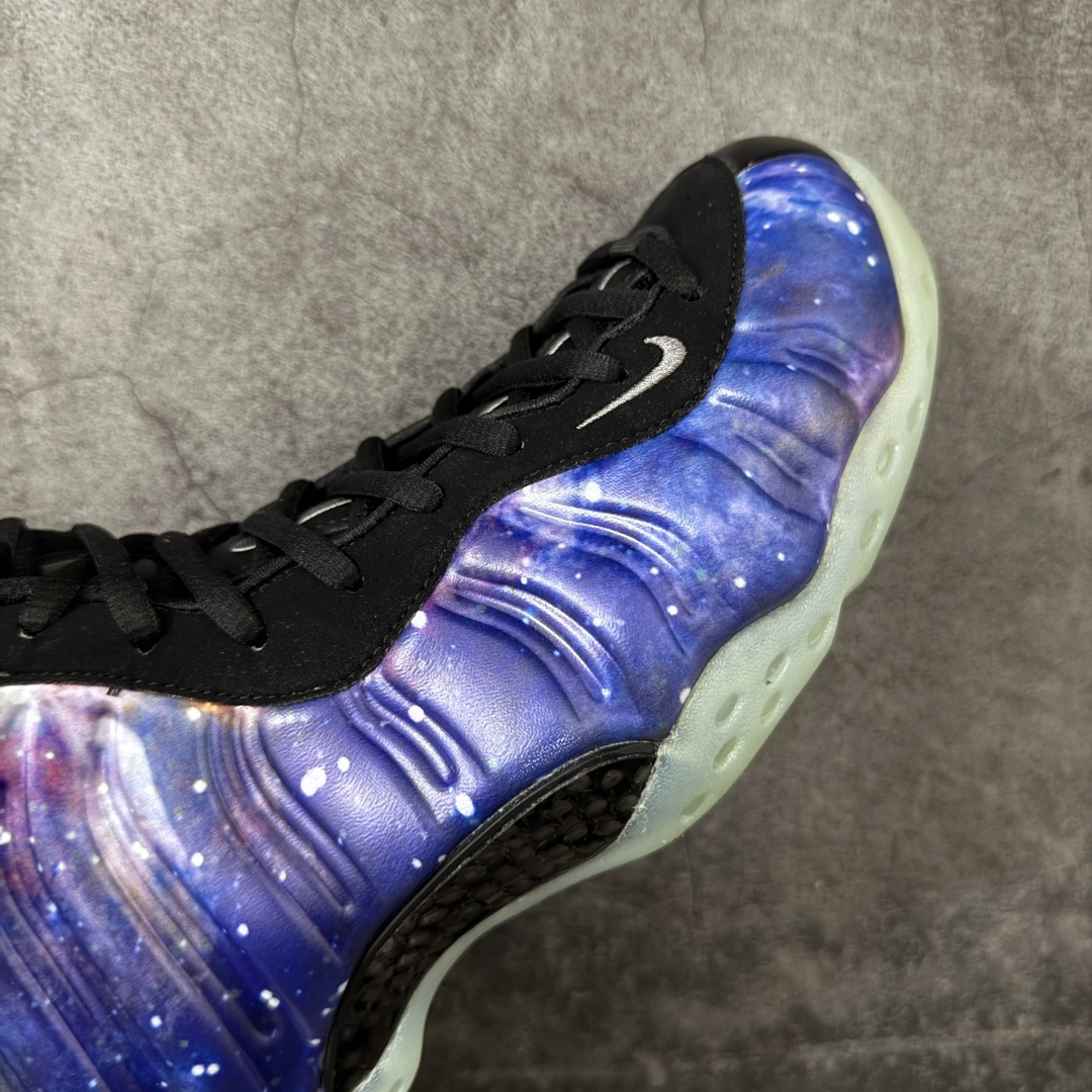 图片[7]-【清远原底面】NK Air Foamposite One 市售最强品质 银河喷2.0 喷泡 FQ4303-400 莞产原底面 正确鞋面咖色 公司渠道同模具 鞋型发泡360度无死角 双层Zoom气垫植入 中底完美注胶 搭载原厂碳纤维材质 诞生于1997年的NK Air Foamposite系列可以说是整个球鞋历史上最为经典的系列之一 也就是我们常说的“喷”和“泡” 其中“喷”由Foamposite One代言人Penny的英文音译而来 而“泡”则来源于另一款鞋型 Foamposite Pro中\”pro\”的音译 在诞生初期 由于高昂的造价以及超前的外形 Foamposite系列的反对者不在少数 甚至有人认为这款鞋会毁掉整个球鞋行业 但事实证明这双灵感来自于甲虫 自带“黑科技”鞋面以及双层Zoom+大块碳板的太空球鞋不仅受到了大众的接受与追捧 并且成功的影响了篮球鞋的发展 尺码：40.5 41 42 42.5 43 44 44.5 45 46-选品中心