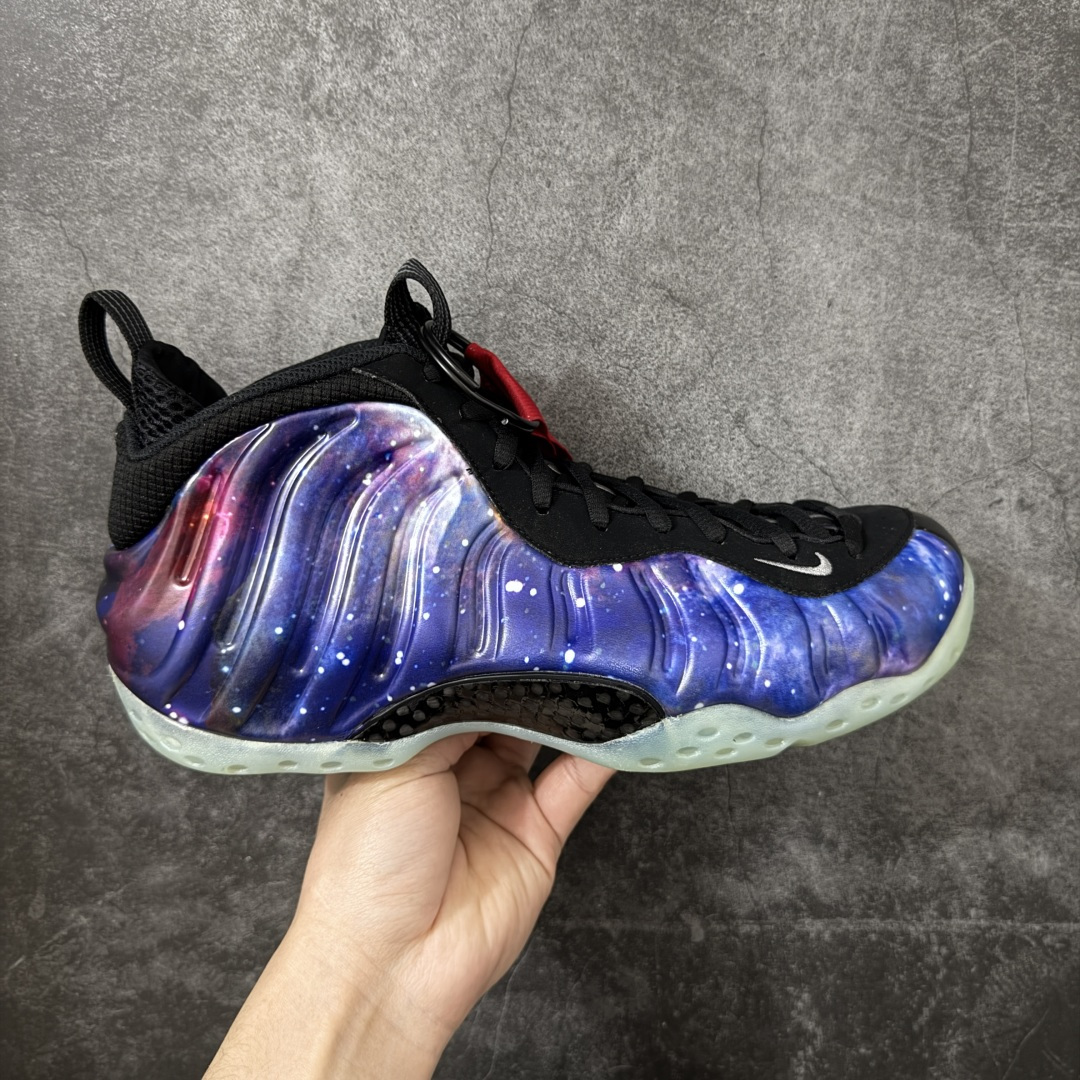 【清远原底面】NK Air Foamposite One 市售最强品质 银河喷2.0 喷泡 FQ4303-400 莞产原底面 正确鞋面咖色 公司渠道同模具 鞋型发泡360度无死角 双层Zoom气垫植入 中底完美注胶 搭载原厂碳纤维材质 诞生于1997年的NK Air Foamposite系列可以说是整个球鞋历史上最为经典的系列之一 也就是我们常说的“喷”和“泡” 其中“喷”由Foamposite One代言人Penny的英文音译而来 而“泡”则来源于另一款鞋型 Foamposite Pro中\
