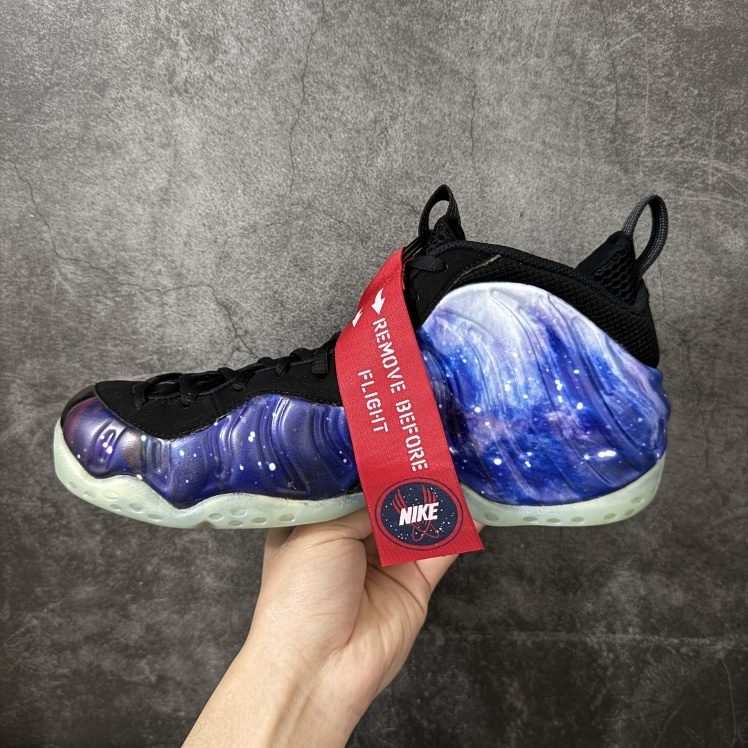 图片[2]-【清远原底面】NK Air Foamposite One 市售最强品质 银河喷2.0 喷泡 FQ4303-400 莞产原底面 正确鞋面咖色 公司渠道同模具 鞋型发泡360度无死角 双层Zoom气垫植入 中底完美注胶 搭载原厂碳纤维材质 诞生于1997年的NK Air Foamposite系列可以说是整个球鞋历史上最为经典的系列之一 也就是我们常说的“喷”和“泡” 其中“喷”由Foamposite One代言人Penny的英文音译而来 而“泡”则来源于另一款鞋型 Foamposite Pro中\”pro\”的音译 在诞生初期 由于高昂的造价以及超前的外形 Foamposite系列的反对者不在少数 甚至有人认为这款鞋会毁掉整个球鞋行业 但事实证明这双灵感来自于甲虫 自带“黑科技”鞋面以及双层Zoom+大块碳板的太空球鞋不仅受到了大众的接受与追捧 并且成功的影响了篮球鞋的发展 尺码：40.5 41 42 42.5 43 44 44.5 45 46-选品中心