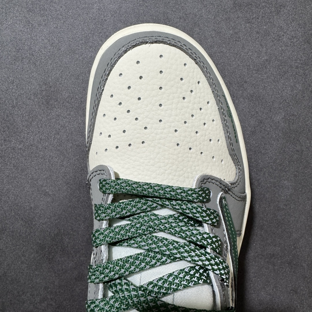 图片[8]-【定制版】街头做旧涂鸦！Air Jordan 1 Low（斯图西联名） 乔丹倒勾 爆款高端定制 鞋身印有Stussy品牌标识与涂鸦图案米白荔枝纹+水泥灰磨砂+复古绿点缀，做旧处理叠加黑色泼墨涂鸦与“RUN”字样 ，强化街头质感。定制鞋盒 超高清洁度 细节完美 货号：XJ1979-002 尺码：36 36.5 37.5 38 38.5 39 40 40.5 41 42 42.5 43 44 44.5 45-选品中心