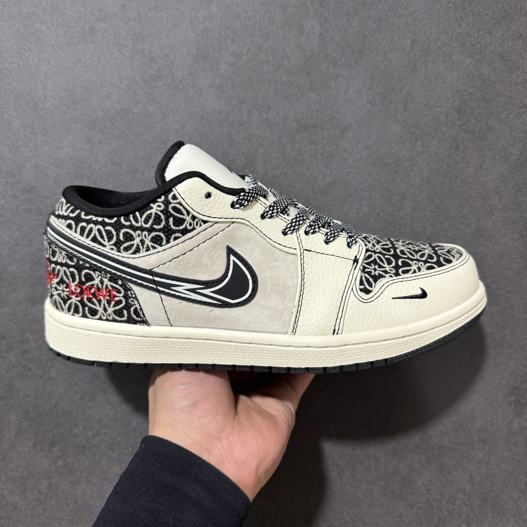 【定制版】奢潮联名 引爆街头Air Jordan 1 x LOEWE 这双鞋将西班牙奢侈品牌LOEWE的标志性Anagram提花与Air Jordan 1的经典轮廓碰撞，米白基底搭配黑白提花纹理，鞋侧解构Swoosh融入闪电元素，金属NIKE吊饰点缀细节，兼具高级质感与街头锋芒。米黑配色适配多元穿搭，无论是日常出街还是潮流搭配都能轻松驾驭，每一处细节都彰显独特品味，让你成为人群焦点。 货号：LL8888-004 尺码：36 36.5 37.5 38 38.5 39 40 40.5 41 42 42.5 43 44 44.5 45-选品中心
