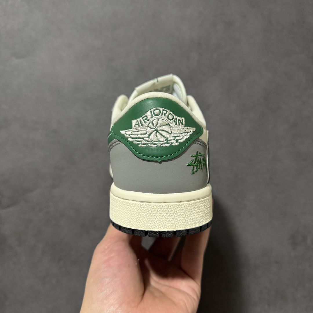 图片[4]-【定制版】街头做旧涂鸦！Air Jordan 1 Low（斯图西联名） 乔丹倒勾 爆款高端定制 鞋身印有Stussy品牌标识与涂鸦图案米白荔枝纹+水泥灰磨砂+复古绿点缀，做旧处理叠加黑色泼墨涂鸦与“RUN”字样 ，强化街头质感。定制鞋盒 超高清洁度 细节完美 货号：XJ1979-002 尺码：36 36.5 37.5 38 38.5 39 40 40.5 41 42 42.5 43 44 44.5 45-选品中心