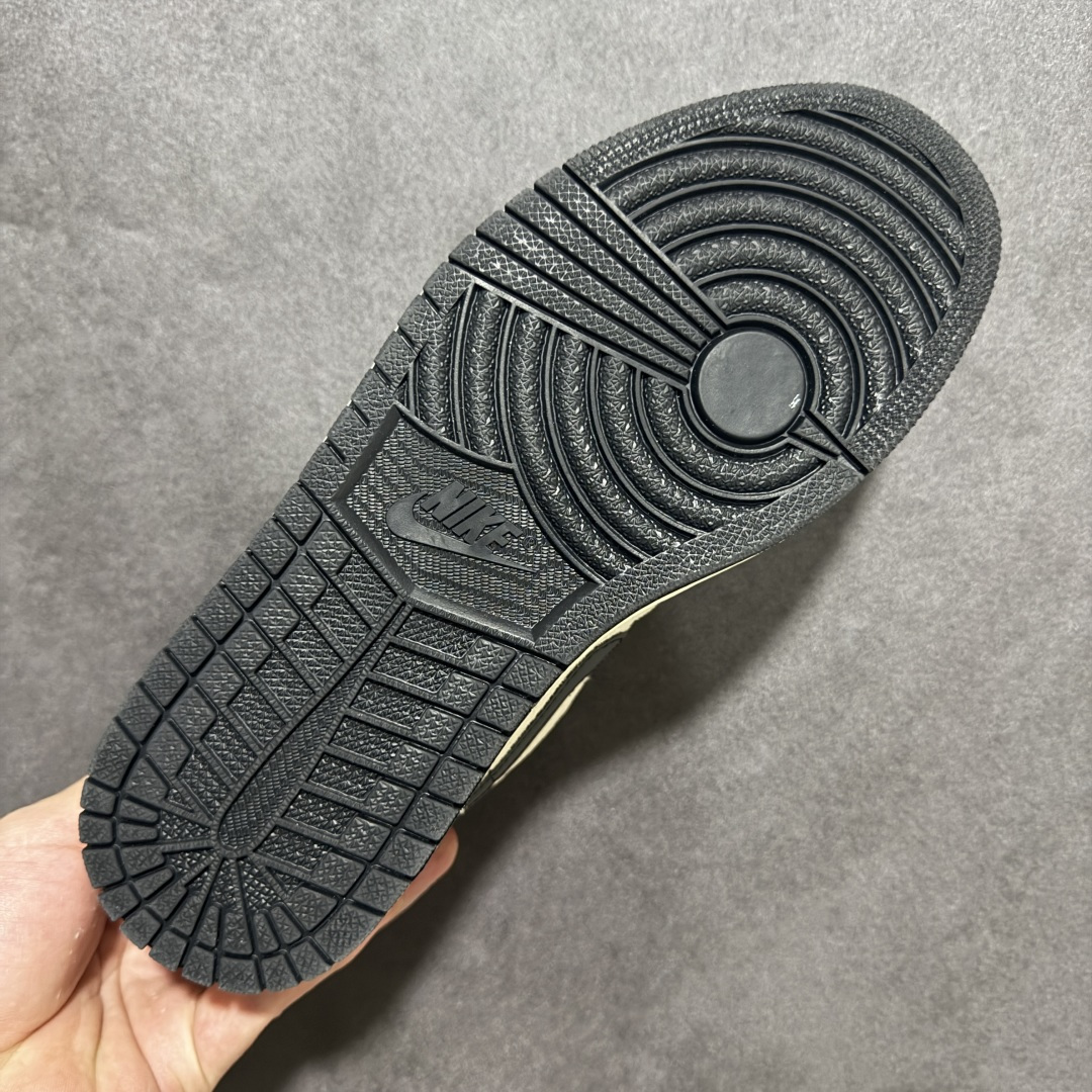 图片[9]-【定制版】奢潮联名 引爆街头Air Jordan 1 x LOEWE 这双鞋将西班牙奢侈品牌LOEWE的标志性Anagram提花与Air Jordan 1的经典轮廓碰撞，米白基底搭配黑白提花纹理，鞋侧解构Swoosh融入闪电元素，金属NIKE吊饰点缀细节，兼具高级质感与街头锋芒。米黑配色适配多元穿搭，无论是日常出街还是潮流搭配都能轻松驾驭，每一处细节都彰显独特品味，让你成为人群焦点。 货号：LL8888-004 尺码：36 36.5 37.5 38 38.5 39 40 40.5 41 42 42.5 43 44 44.5 45-选品中心