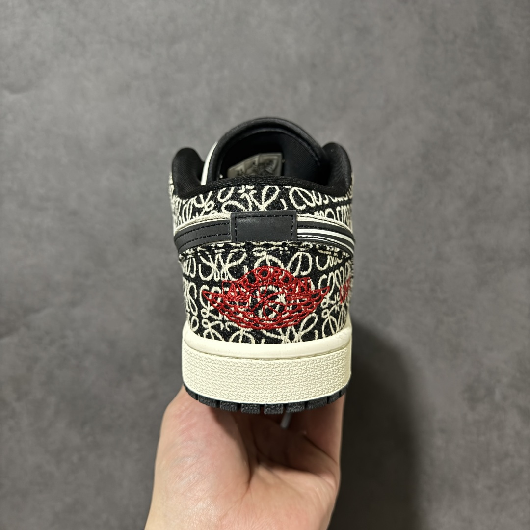 图片[4]-【定制版】奢潮联名 引爆街头Air Jordan 1 x LOEWE 这双鞋将西班牙奢侈品牌LOEWE的标志性Anagram提花与Air Jordan 1的经典轮廓碰撞，米白基底搭配黑白提花纹理，鞋侧解构Swoosh融入闪电元素，金属NIKE吊饰点缀细节，兼具高级质感与街头锋芒。米黑配色适配多元穿搭，无论是日常出街还是潮流搭配都能轻松驾驭，每一处细节都彰显独特品味，让你成为人群焦点。 货号：LL8888-004 尺码：36 36.5 37.5 38 38.5 39 40 40.5 41 42 42.5 43 44 44.5 45-选品中心