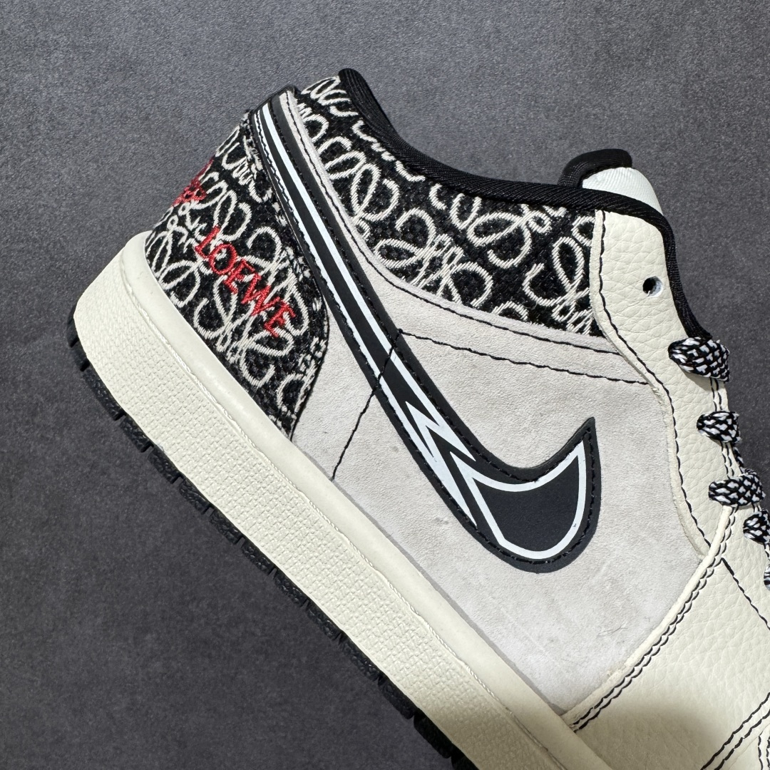 图片[6]-【定制版】奢潮联名 引爆街头Air Jordan 1 x LOEWE 这双鞋将西班牙奢侈品牌LOEWE的标志性Anagram提花与Air Jordan 1的经典轮廓碰撞，米白基底搭配黑白提花纹理，鞋侧解构Swoosh融入闪电元素，金属NIKE吊饰点缀细节，兼具高级质感与街头锋芒。米黑配色适配多元穿搭，无论是日常出街还是潮流搭配都能轻松驾驭，每一处细节都彰显独特品味，让你成为人群焦点。 货号：LL8888-004 尺码：36 36.5 37.5 38 38.5 39 40 40.5 41 42 42.5 43 44 44.5 45-选品中心