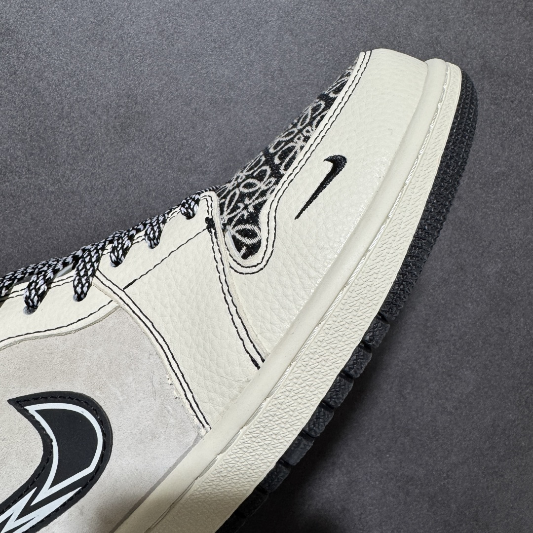 图片[5]-【定制版】奢潮联名 引爆街头Air Jordan 1 x LOEWE 这双鞋将西班牙奢侈品牌LOEWE的标志性Anagram提花与Air Jordan 1的经典轮廓碰撞，米白基底搭配黑白提花纹理，鞋侧解构Swoosh融入闪电元素，金属NIKE吊饰点缀细节，兼具高级质感与街头锋芒。米黑配色适配多元穿搭，无论是日常出街还是潮流搭配都能轻松驾驭，每一处细节都彰显独特品味，让你成为人群焦点。 货号：LL8888-004 尺码：36 36.5 37.5 38 38.5 39 40 40.5 41 42 42.5 43 44 44.5 45-选品中心