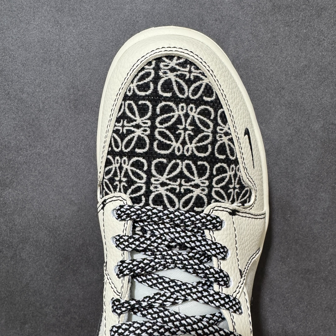 图片[8]-【定制版】奢潮联名 引爆街头Air Jordan 1 x LOEWE 这双鞋将西班牙奢侈品牌LOEWE的标志性Anagram提花与Air Jordan 1的经典轮廓碰撞，米白基底搭配黑白提花纹理，鞋侧解构Swoosh融入闪电元素，金属NIKE吊饰点缀细节，兼具高级质感与街头锋芒。米黑配色适配多元穿搭，无论是日常出街还是潮流搭配都能轻松驾驭，每一处细节都彰显独特品味，让你成为人群焦点。 货号：LL8888-004 尺码：36 36.5 37.5 38 38.5 39 40 40.5 41 42 42.5 43 44 44.5 45-选品中心