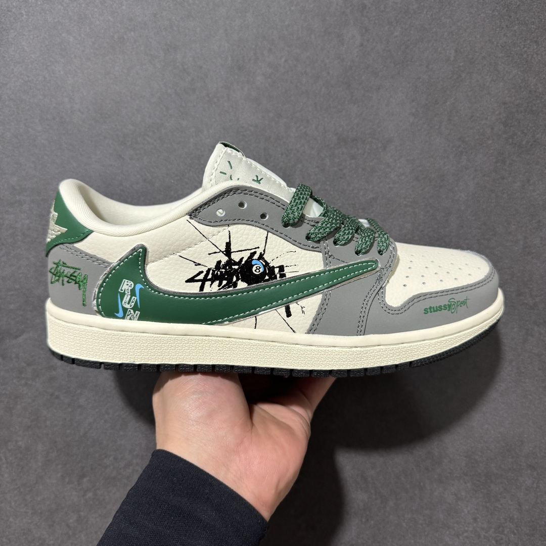 【定制版】街头做旧涂鸦！Air Jordan 1 Low（斯图西联名） 乔丹倒勾 爆款高端定制 鞋身印有Stussy品牌标识与涂鸦图案米白荔枝纹+水泥灰磨砂+复古绿点缀，做旧处理叠加黑色泼墨涂鸦与“RUN”字样 ，强化街头质感。定制鞋盒 超高清洁度 细节完美 货号：XJ1979-002 尺码：36 36.5 37.5 38 38.5 39 40 40.5 41 42 42.5 43 44 44.5 45-选品中心